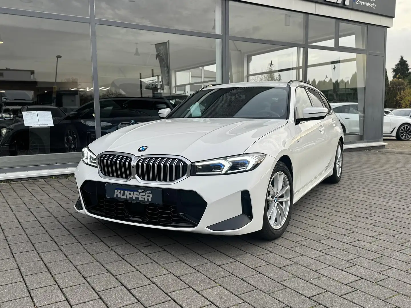 BMW 320 i Tour M Sportpak LCI°AdLED°ACC Prof°HUP°18 Blanc - 1