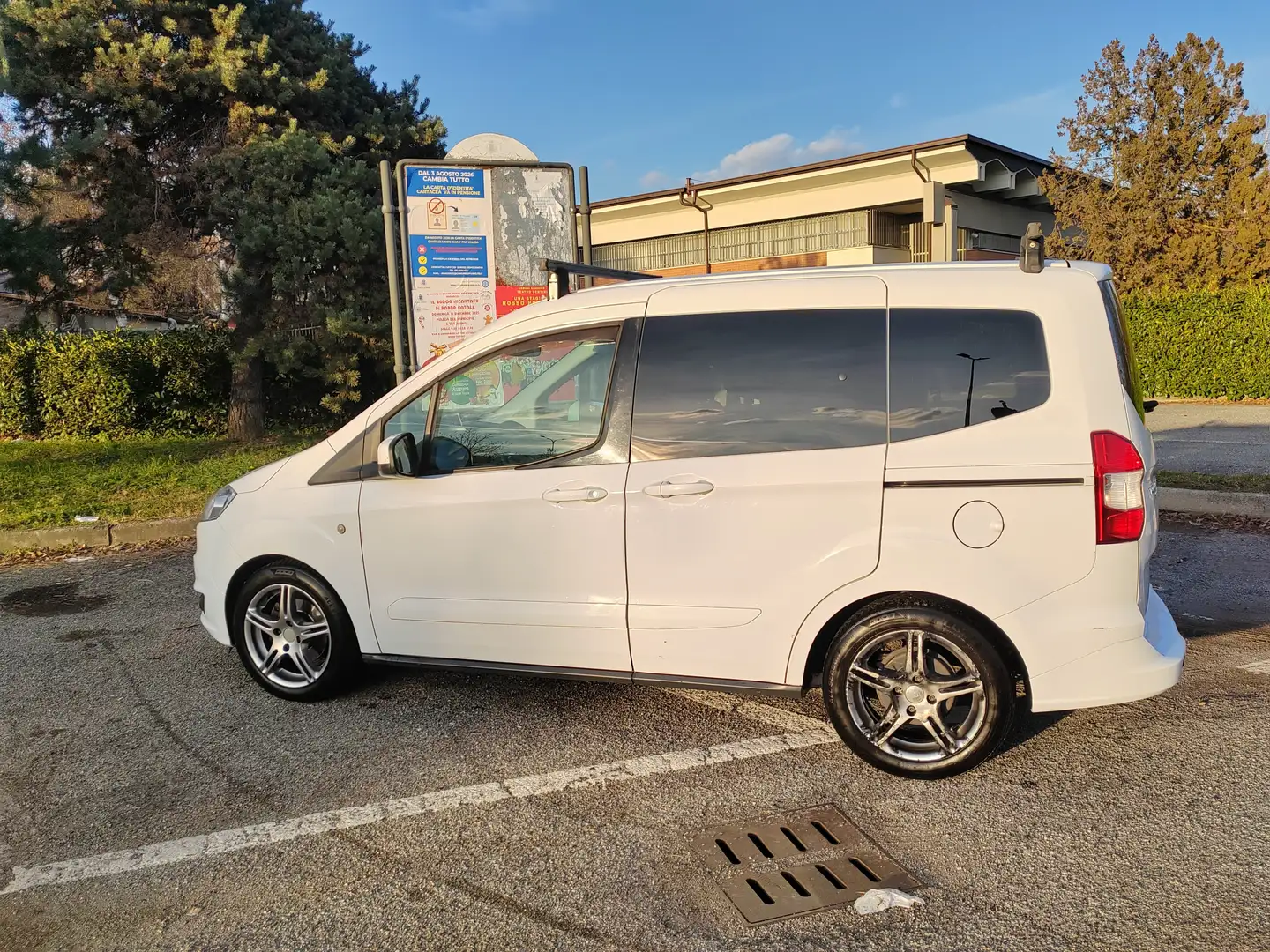 Ford Tourneo Courier Bianco - 2