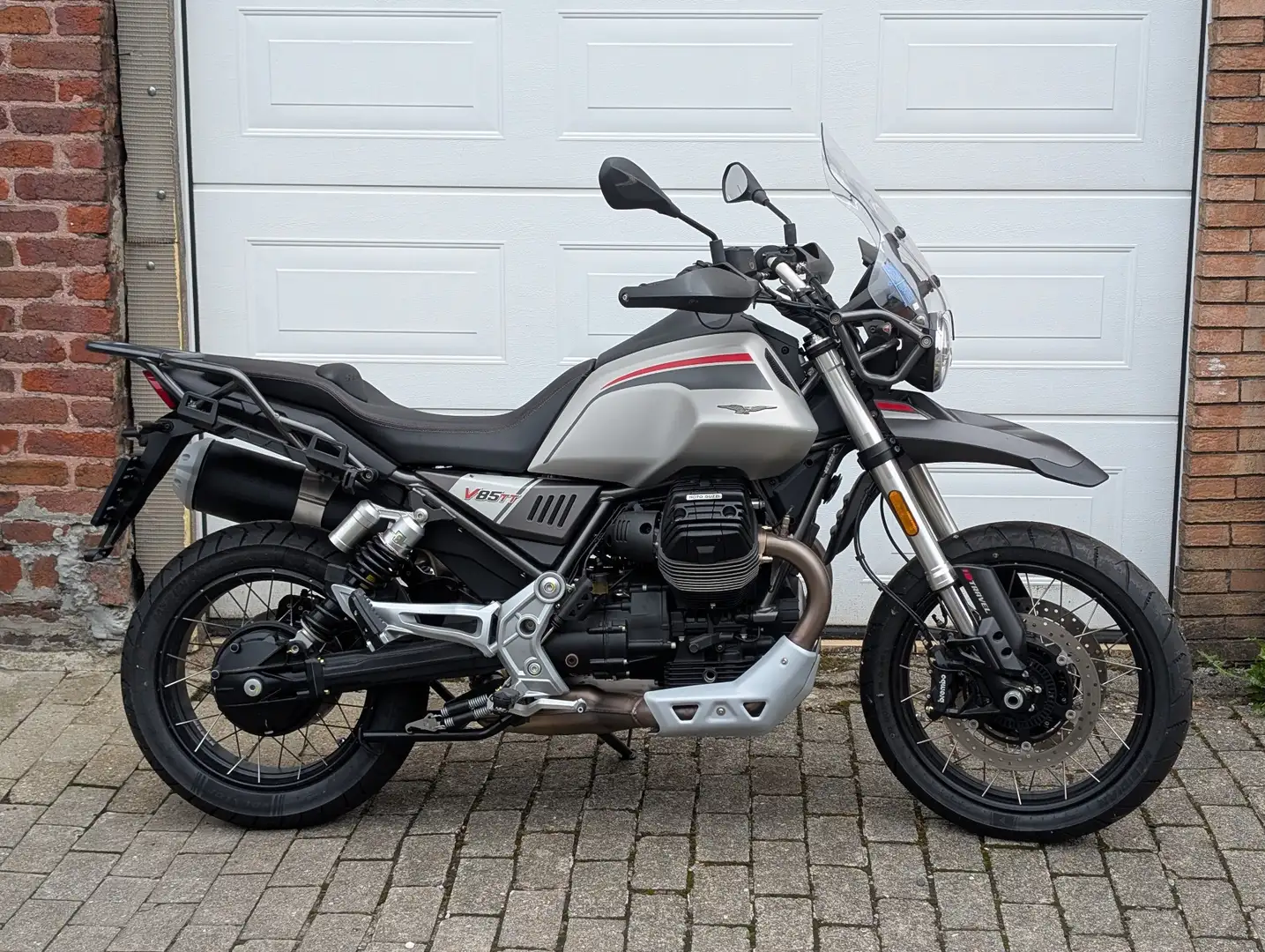 Moto Guzzi V 85 TT Version Travel Gris - 2