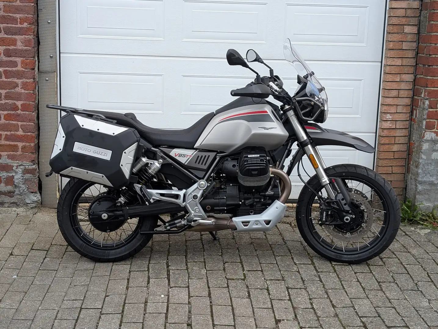 Moto Guzzi V 85 TT Version Travel Gris - 1