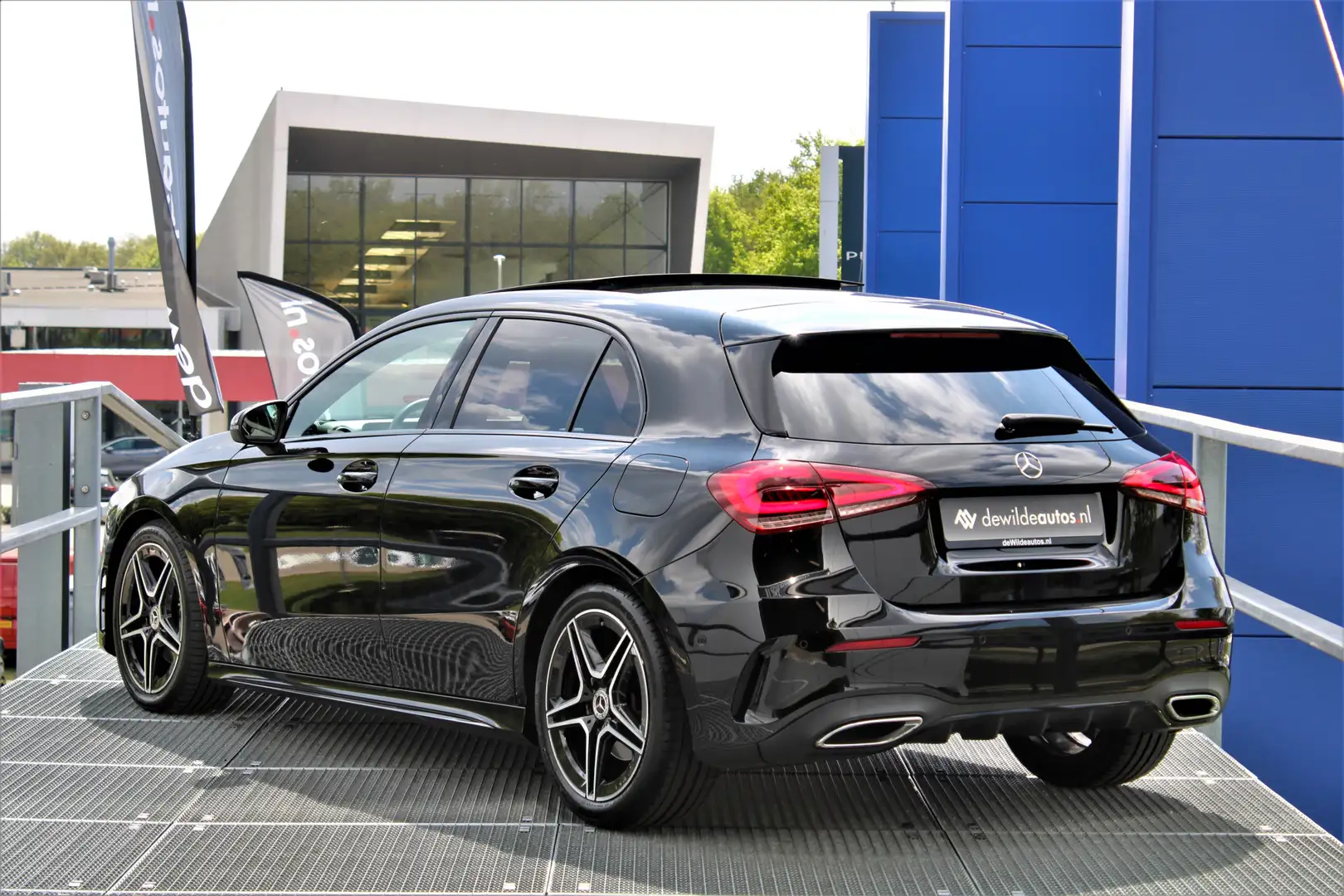 Mercedes-Benz A 200 AMG 163pk Night Pano Camera Stoelverwarming NL-aut Noir - 2