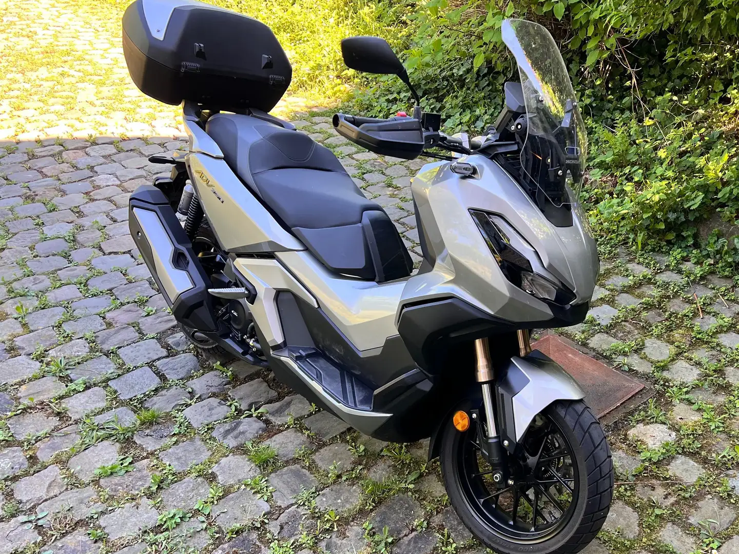 Honda ADV 350 top case poignées chauffantes Stříbrná - 1