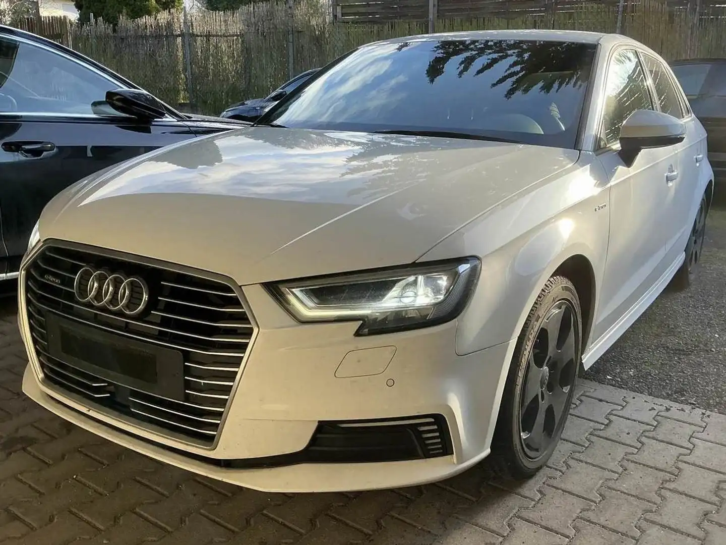 Audi A3 SB *S-LINE+*SPORT*E-TRON*VIRTU*MTRX*KEYL*18Z* Weiß - 1