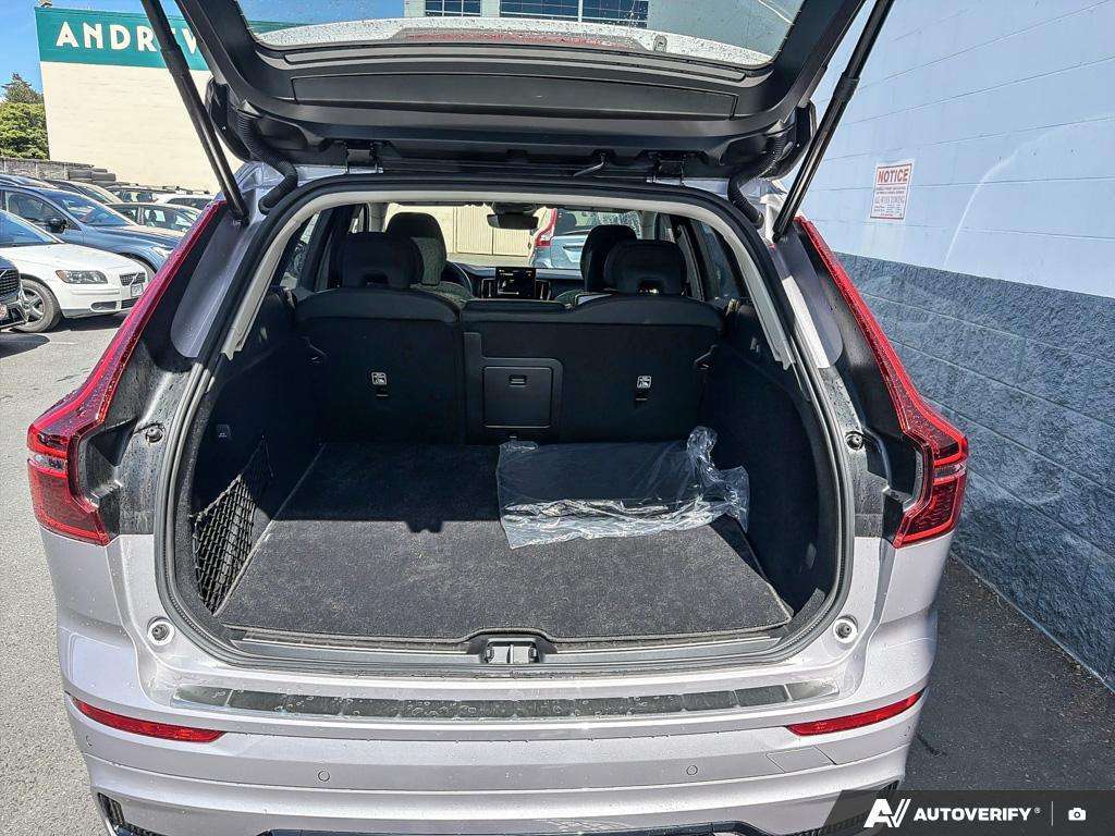 2026 Volvo XC60 T8 AWD Plus Dark Theme thumb 11