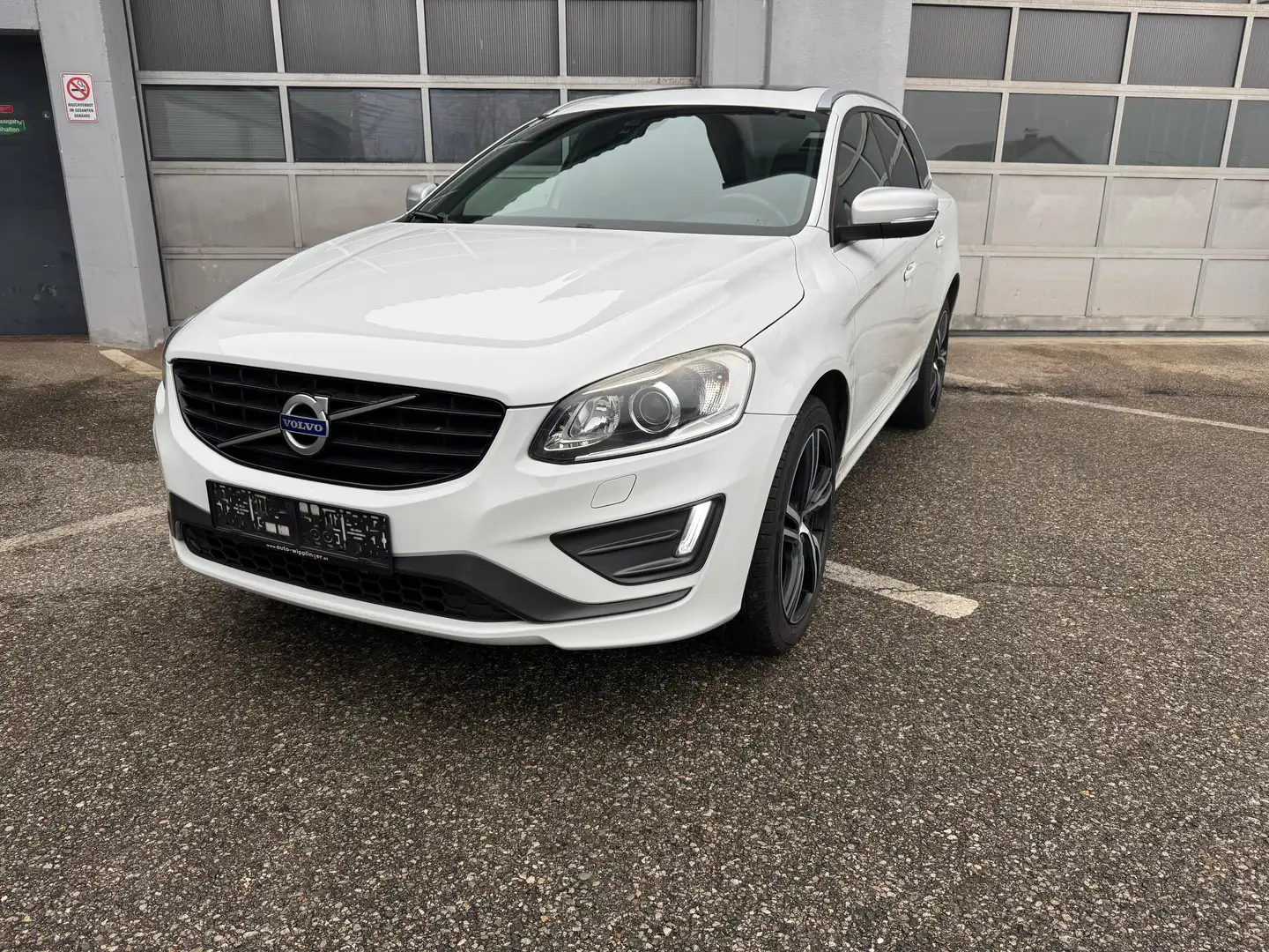 Volvo XC60 Aut.R-Design AWD-Allrad/5-ZYLINDER Motor Weiß - 2