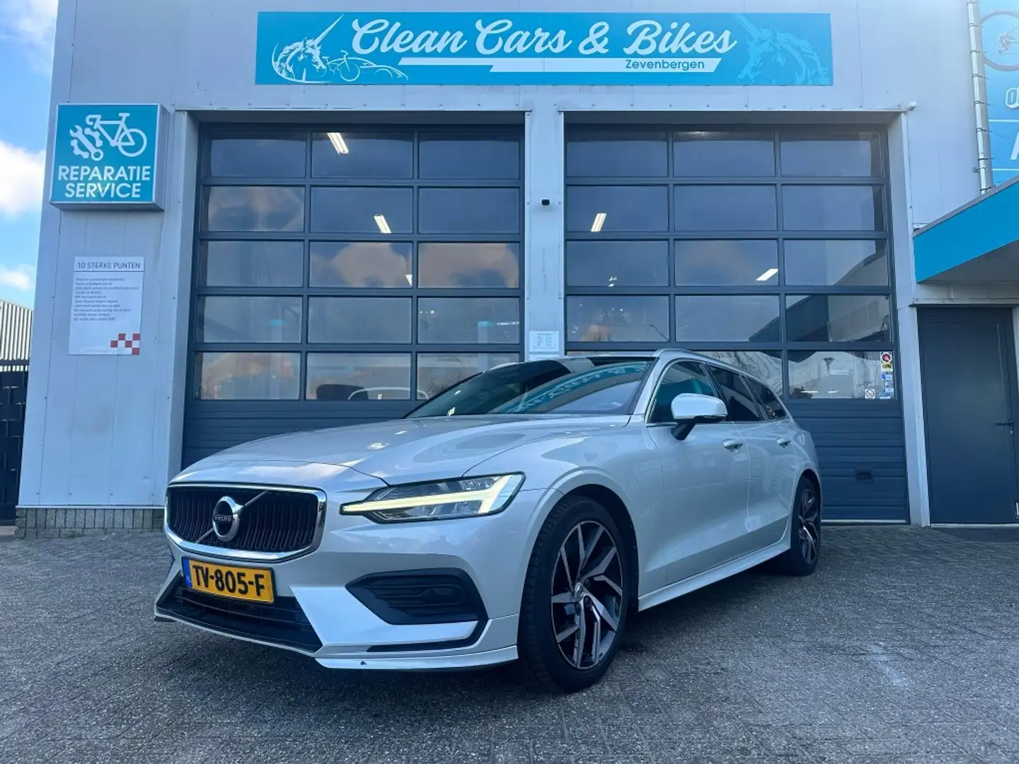 Volvo V60 2.0 T5 Momentum Gris - 1