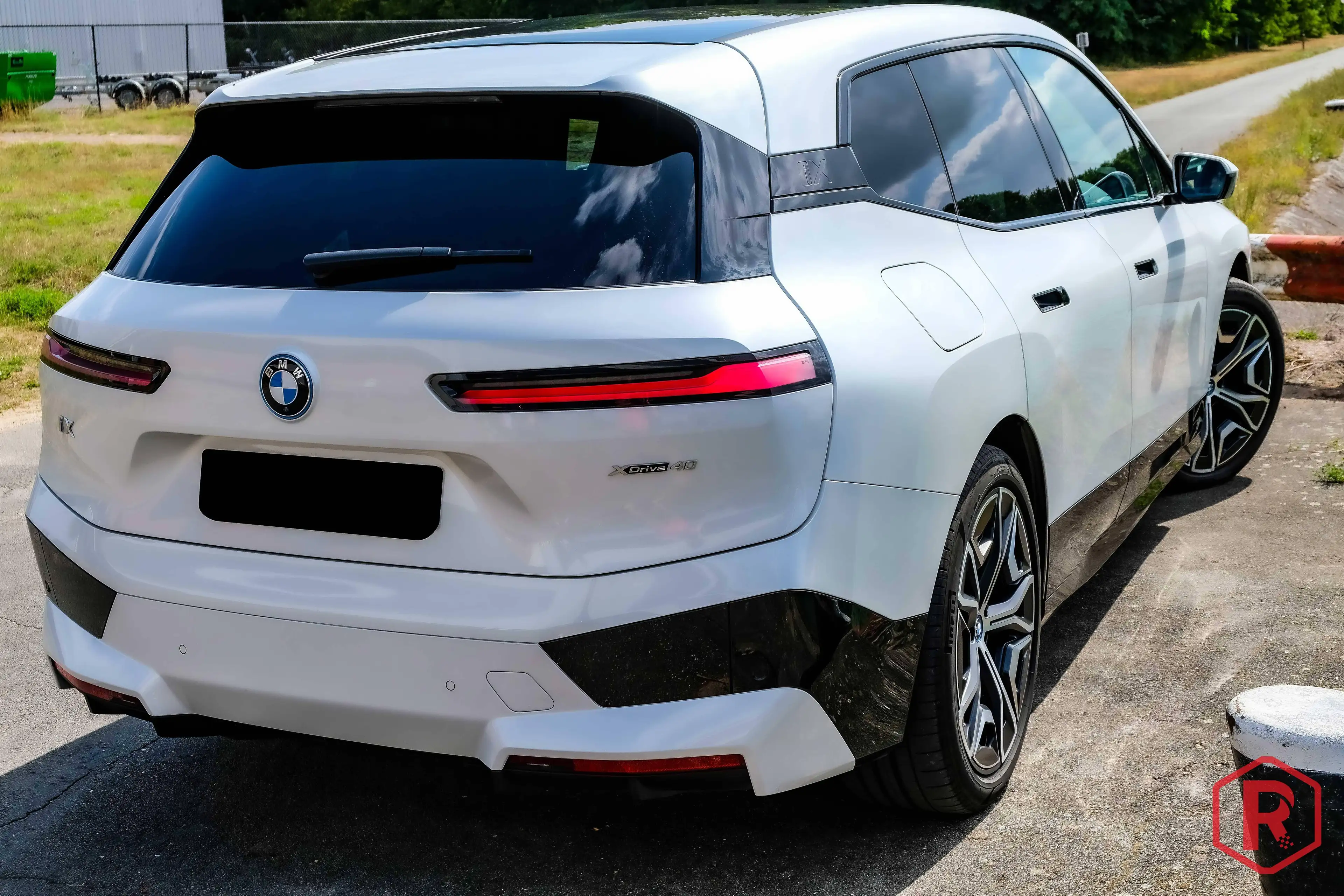 BMW iX 40 xDrive Sport Laser SkyLounge HarmanKardon SoftClose — photo 4
