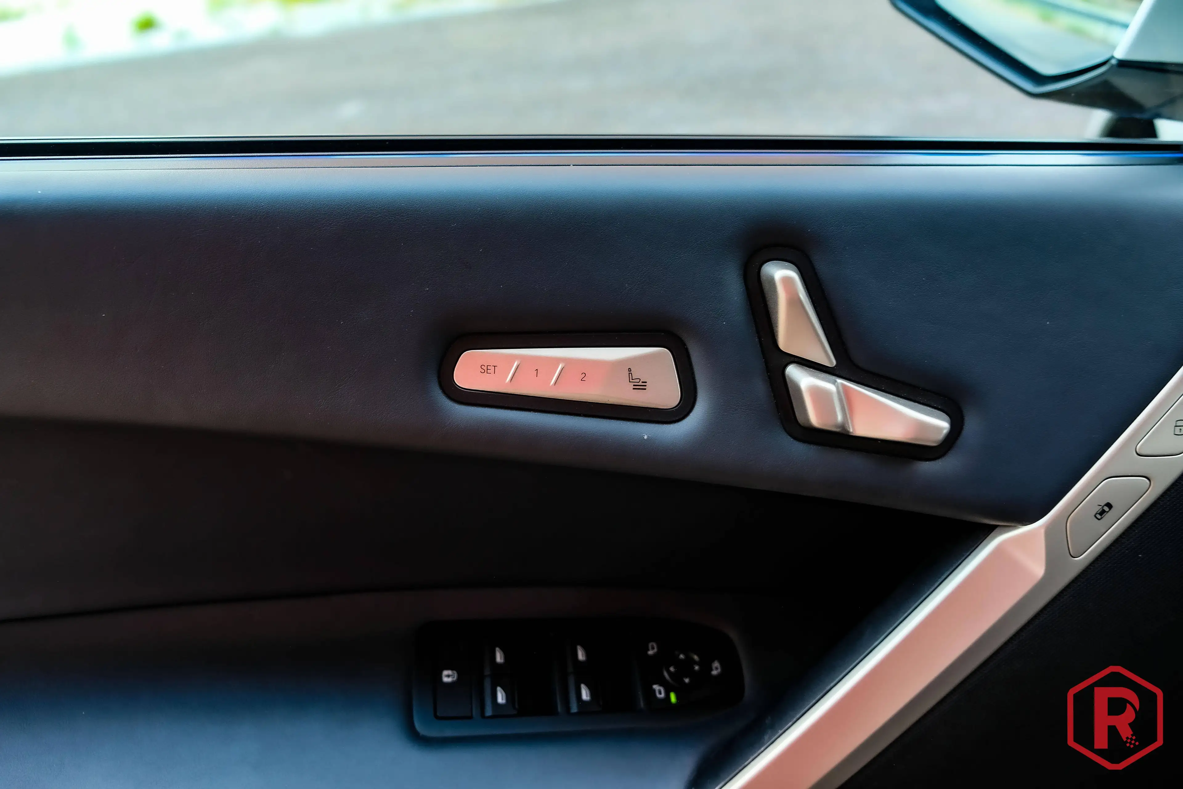 BMW iX 40 xDrive Sport Laser SkyLounge HarmanKardon SoftClose — photo 12