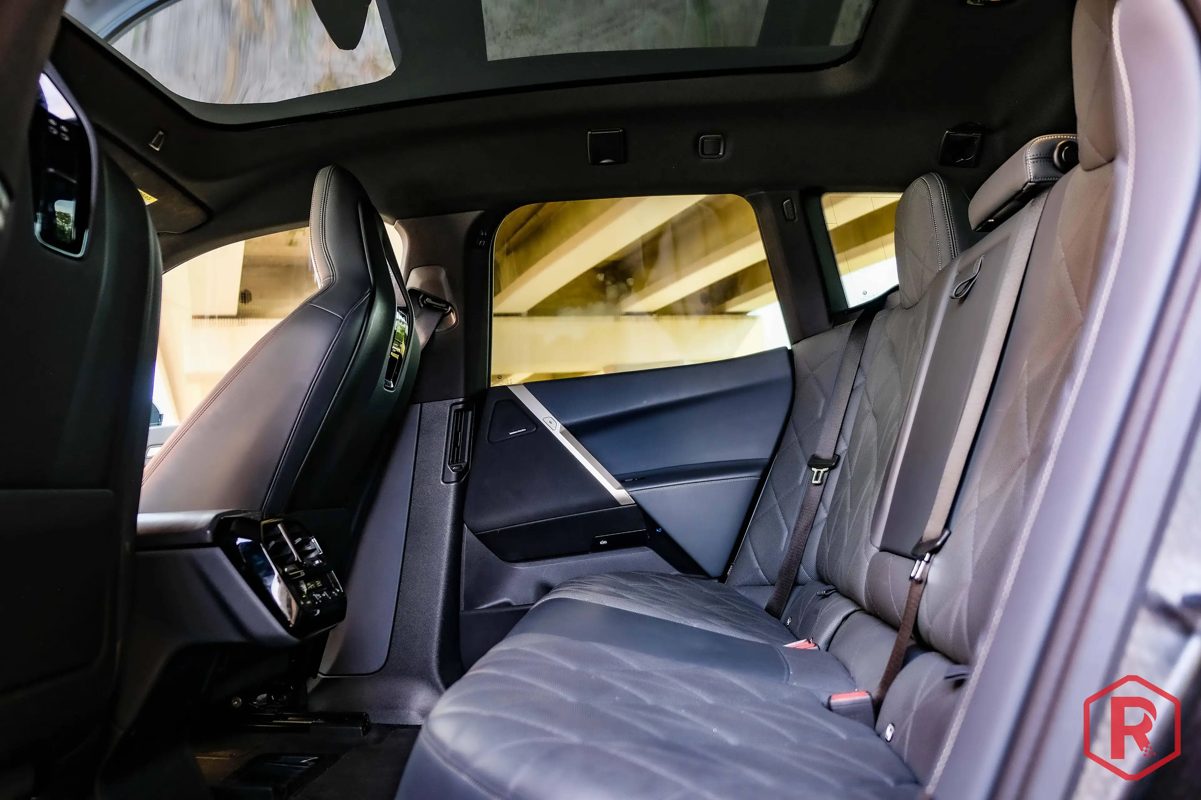 BMW iX 40 xDrive Sport Laser SkyLounge HarmanKardon SoftClose — photo 11