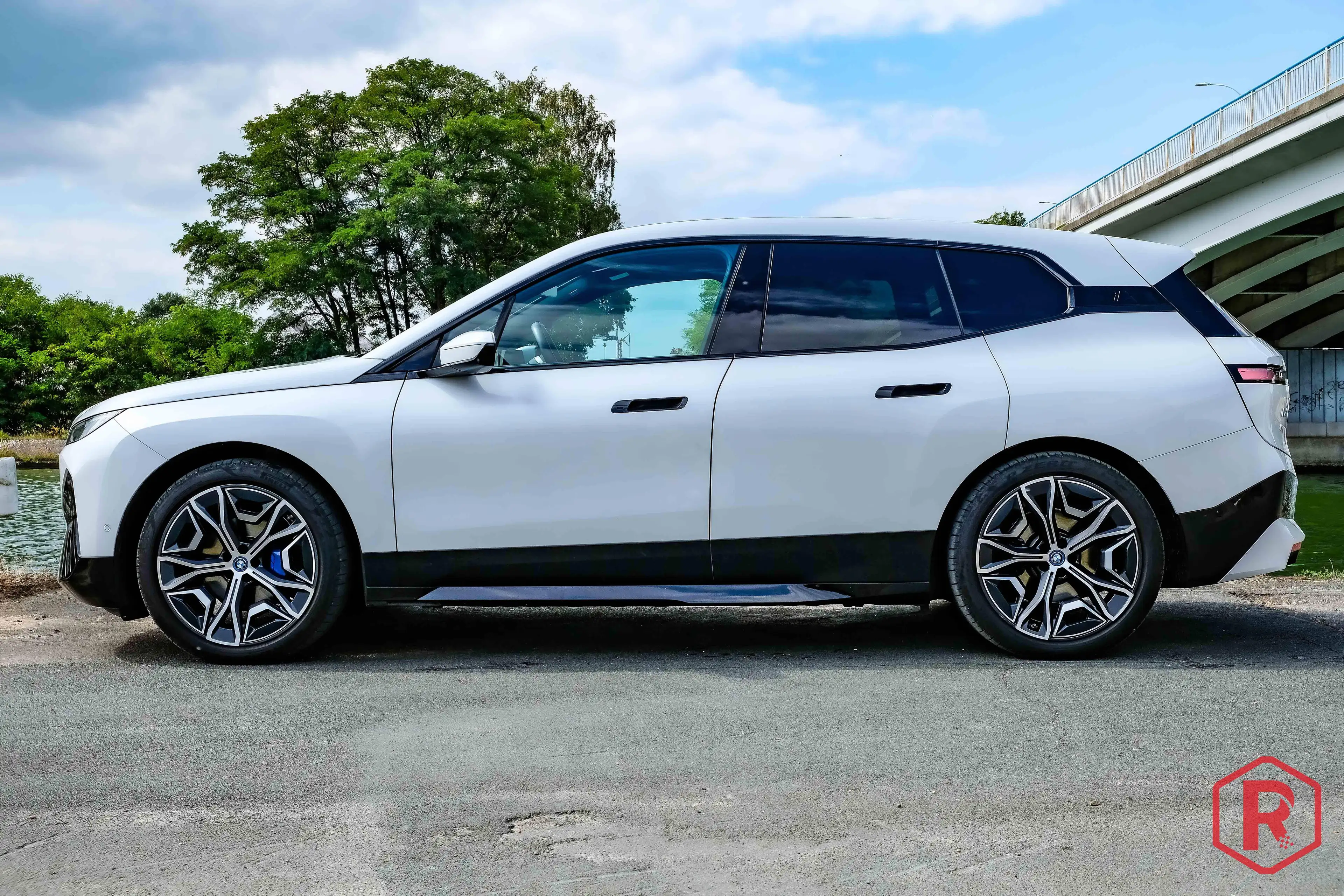 BMW iX 40 xDrive Sport Laser SkyLounge HarmanKardon SoftClose — photo 7