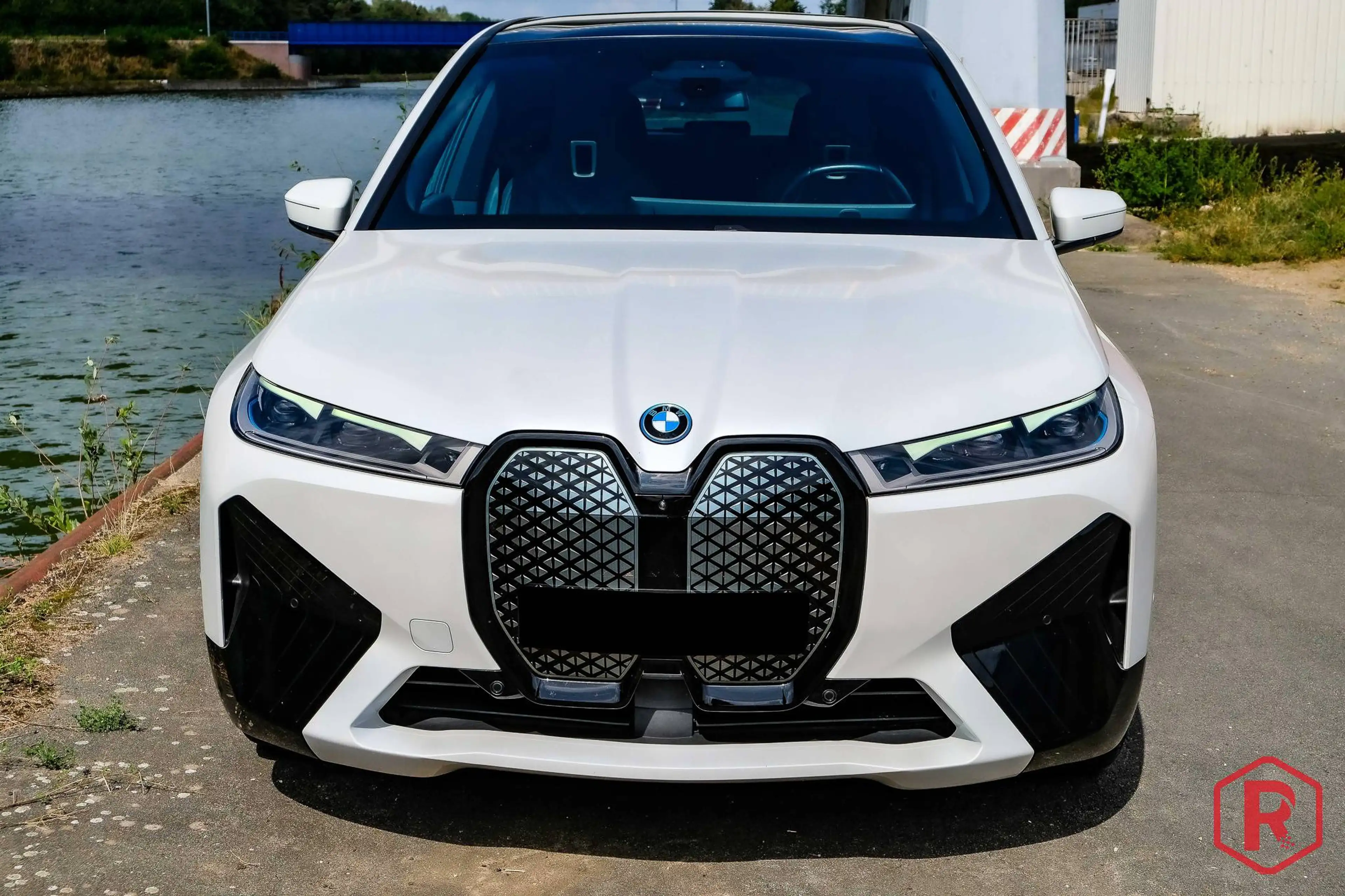 BMW iX 40 xDrive Sport Laser SkyLounge HarmanKardon SoftClose — photo 2