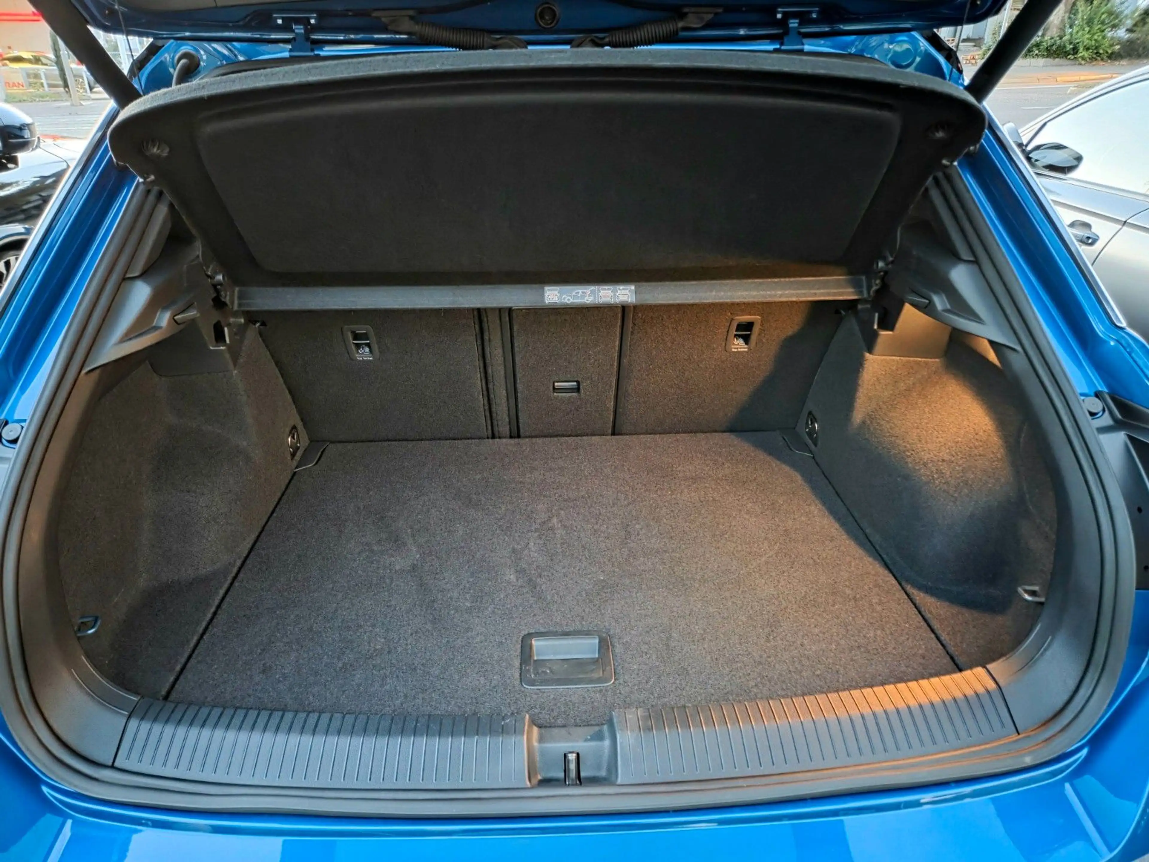 Volkswagen T-Roc 1.5 TSI DSG R-Line Sport +ACC+LED+BEATS+ — photo 17