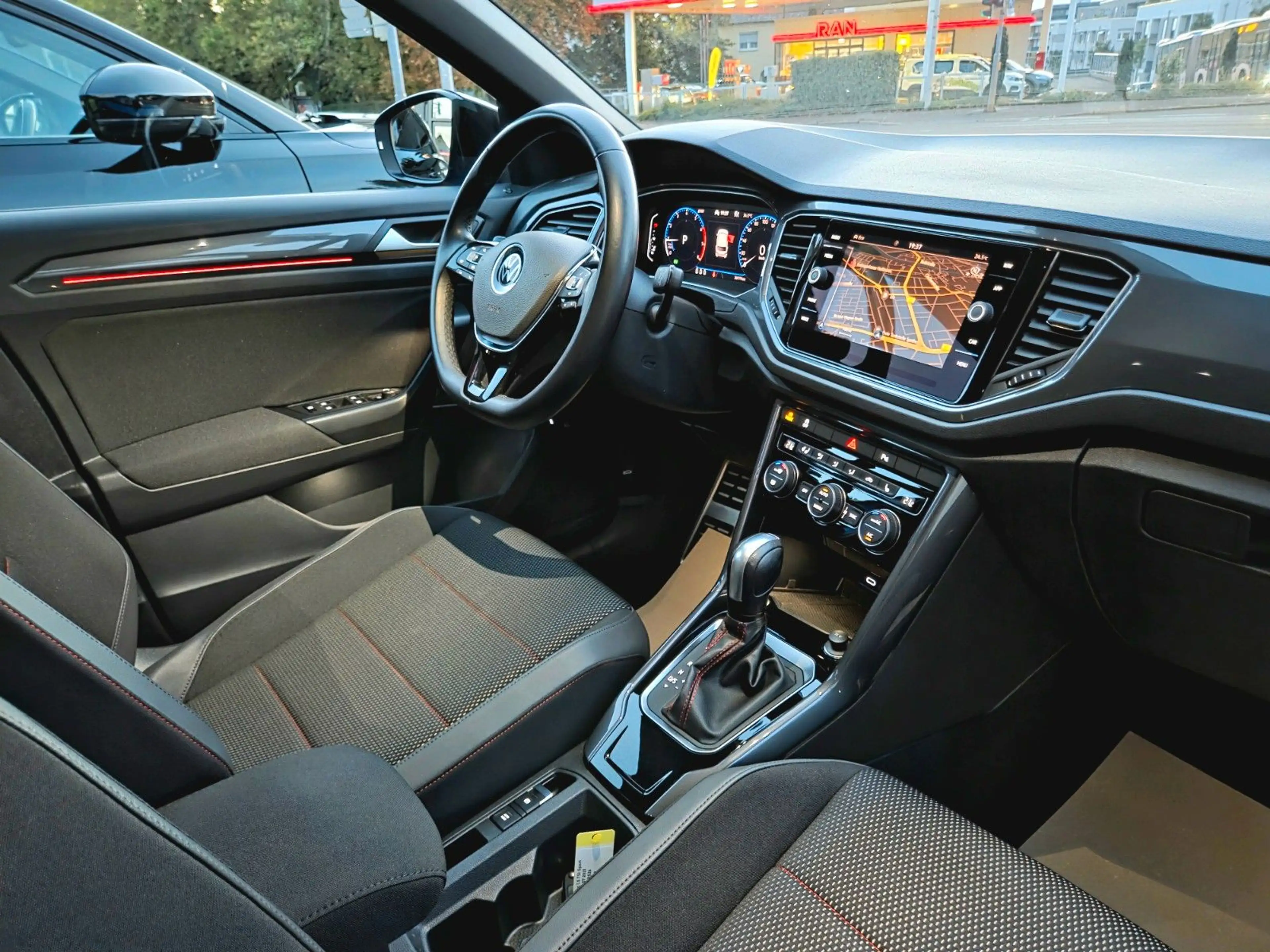 Volkswagen T-Roc 1.5 TSI DSG R-Line Sport +ACC+LED+BEATS+ — photo 10