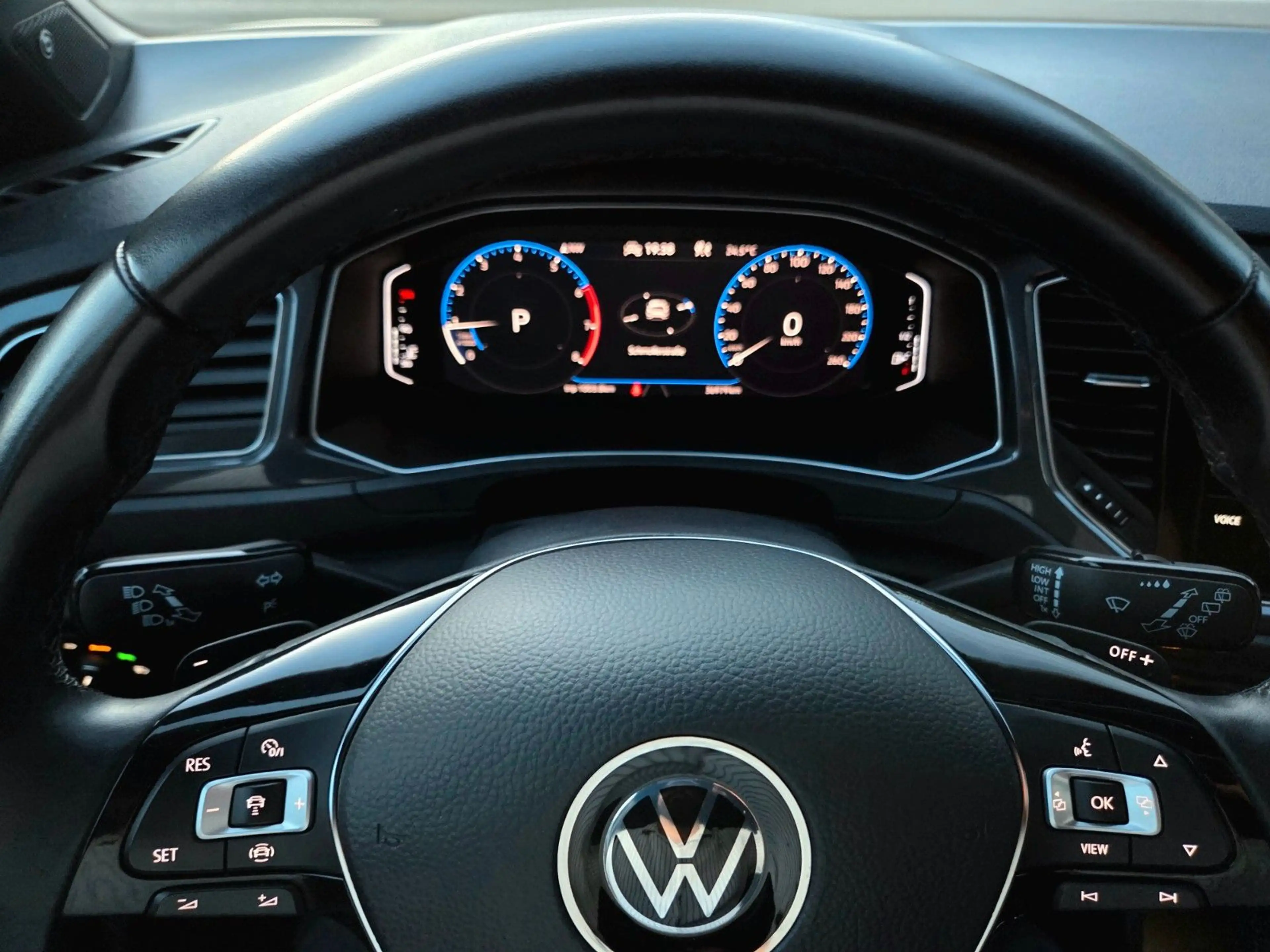 Volkswagen T-Roc 1.5 TSI DSG R-Line Sport +ACC+LED+BEATS+ — photo 14