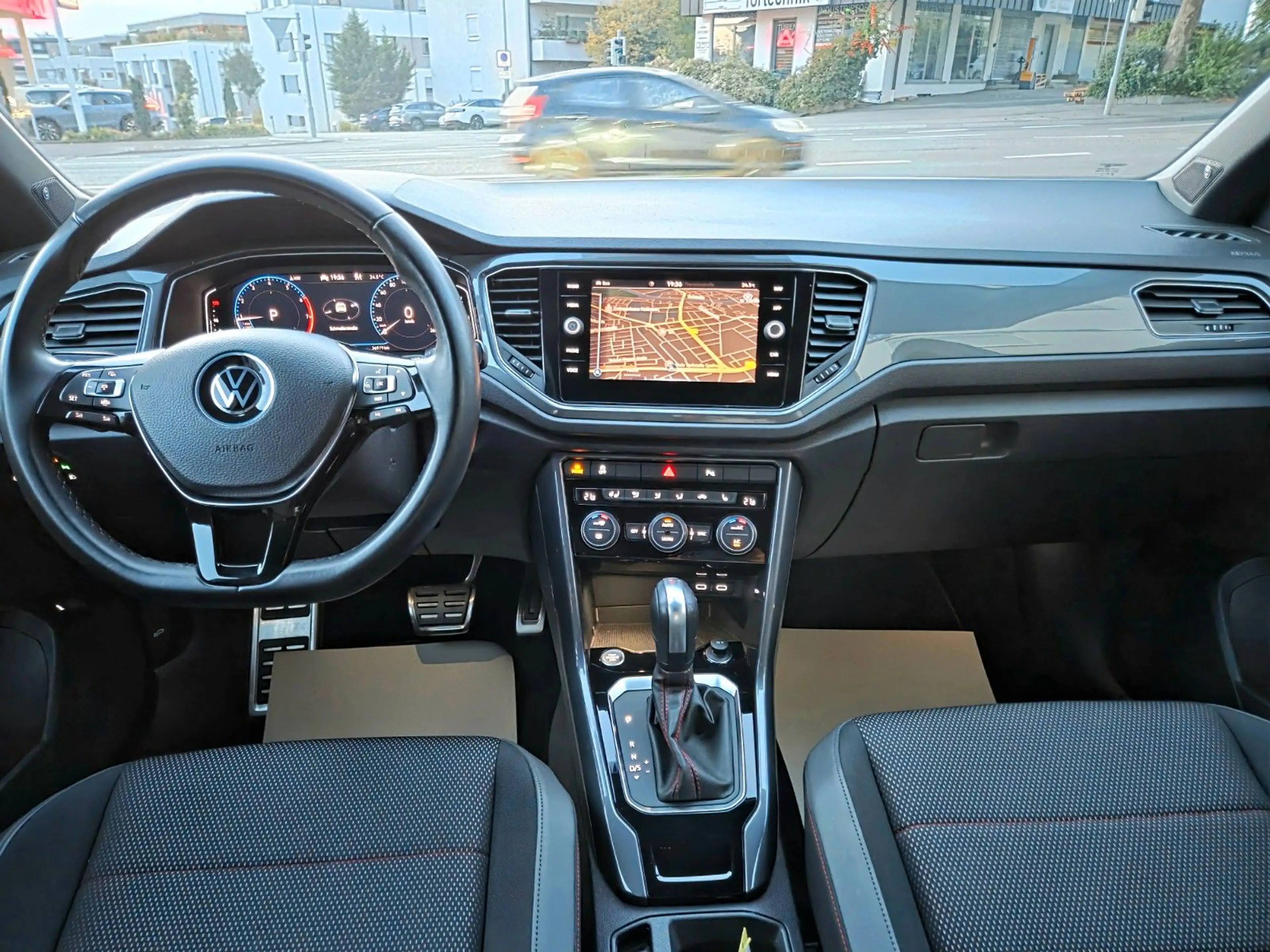 Volkswagen T-Roc 1.5 TSI DSG R-Line Sport +ACC+LED+BEATS+ — photo 12