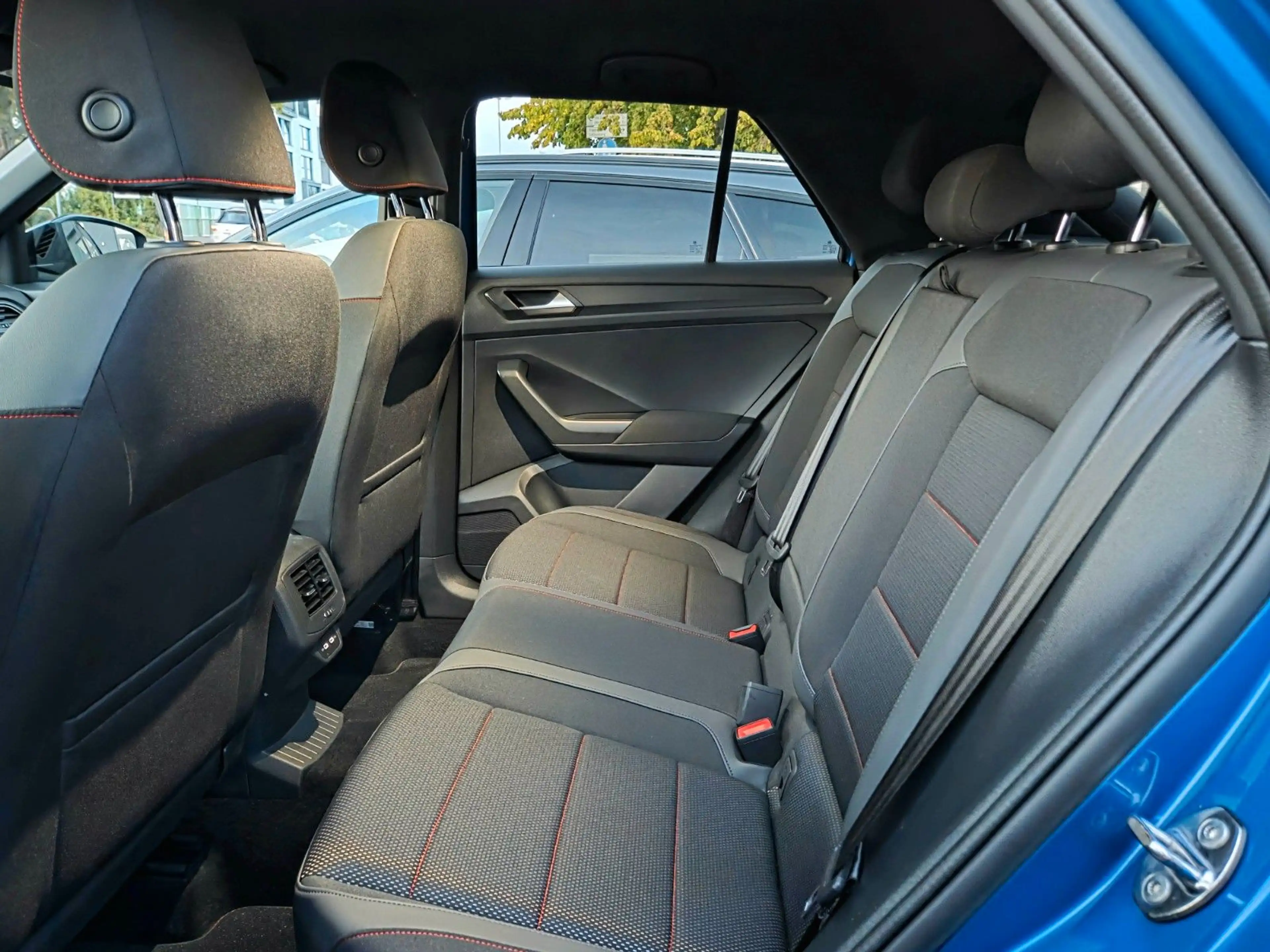 Volkswagen T-Roc 1.5 TSI DSG R-Line Sport +ACC+LED+BEATS+ — photo 9