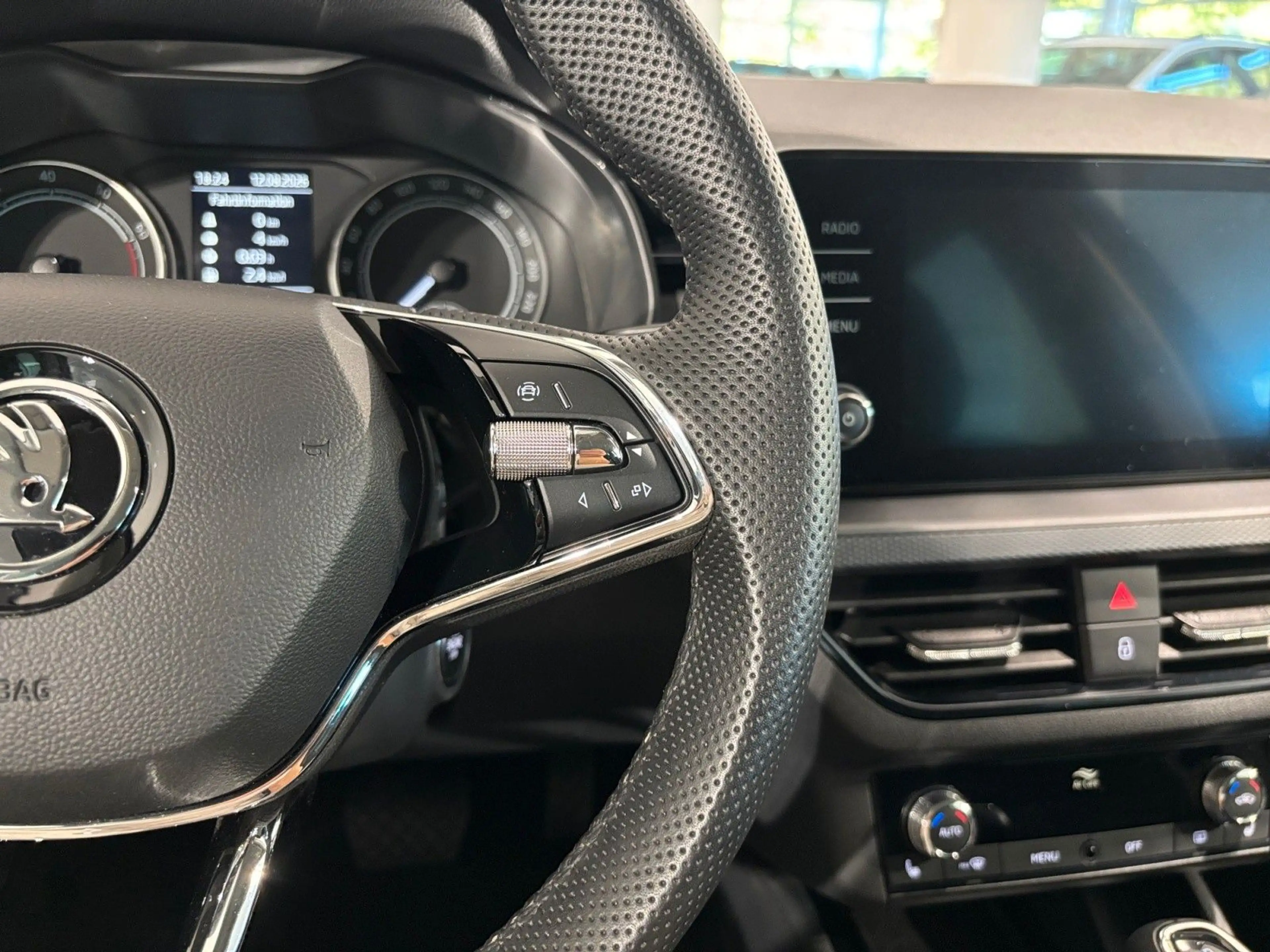 Skoda Kamiq 1.5TSI DSG Selection AHK LED TEMP SHZ APP — photo 25