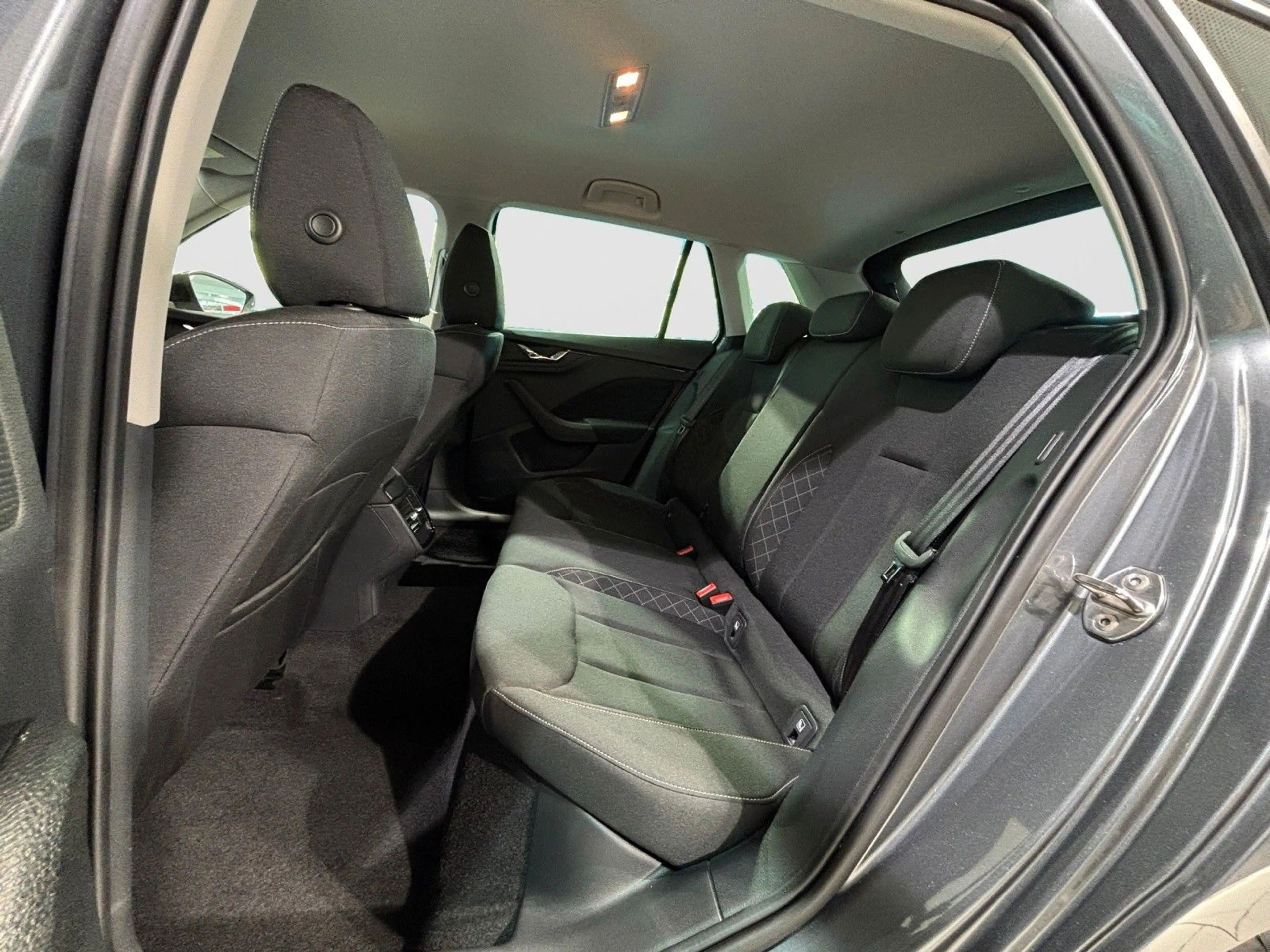 Skoda Kamiq 1.5TSI DSG Selection AHK LED TEMP SHZ APP — photo 14