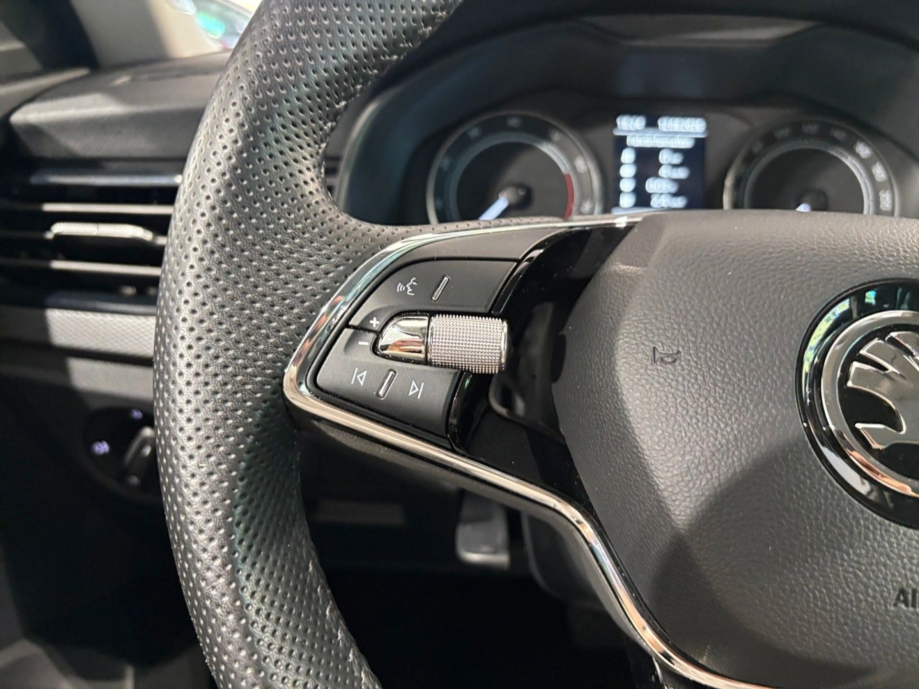 Skoda Kamiq 1.5TSI DSG Selection AHK LED TEMP SHZ APP — photo 24