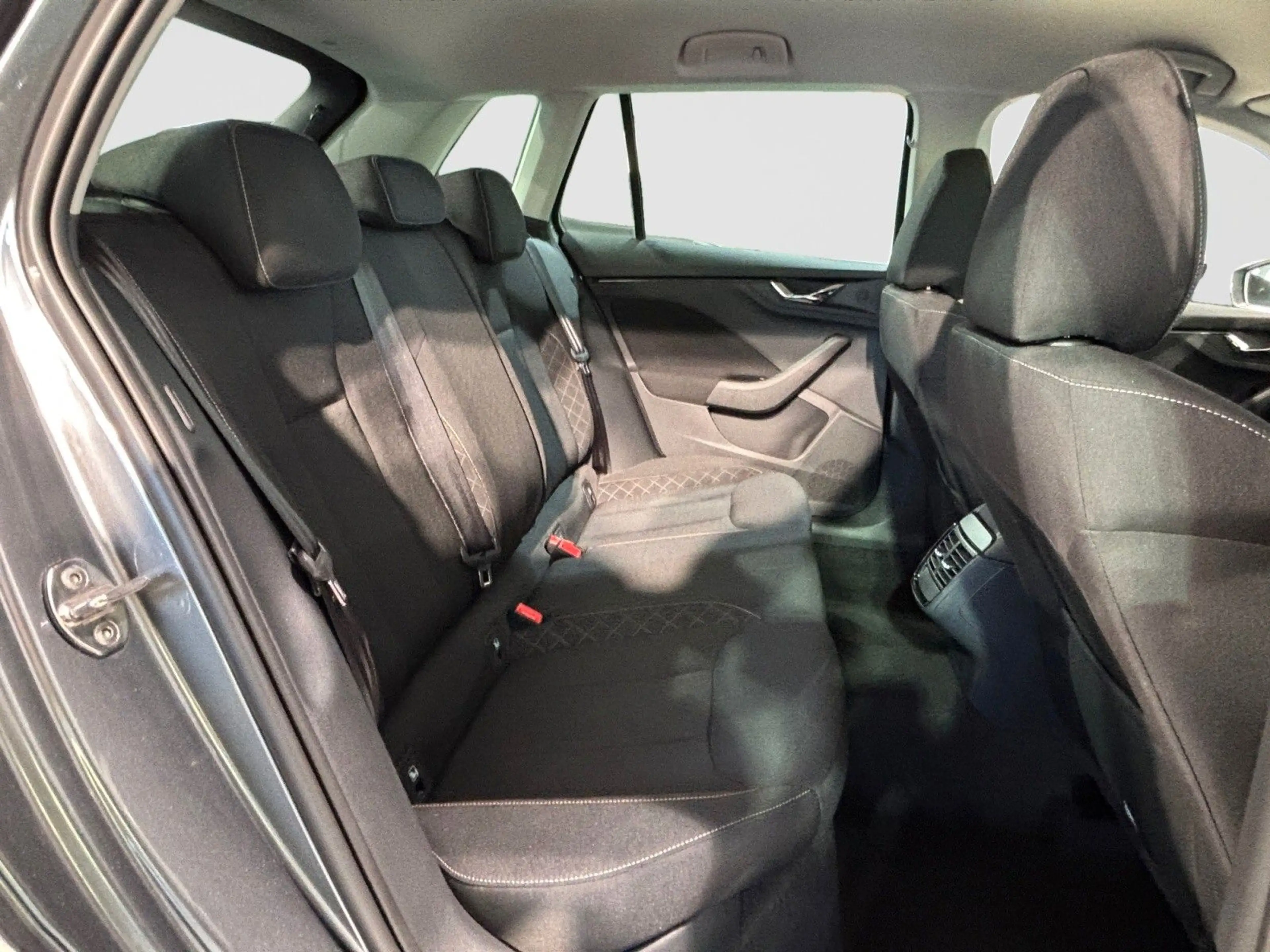 Skoda Kamiq 1.5TSI DSG Selection AHK LED TEMP SHZ APP — photo 16