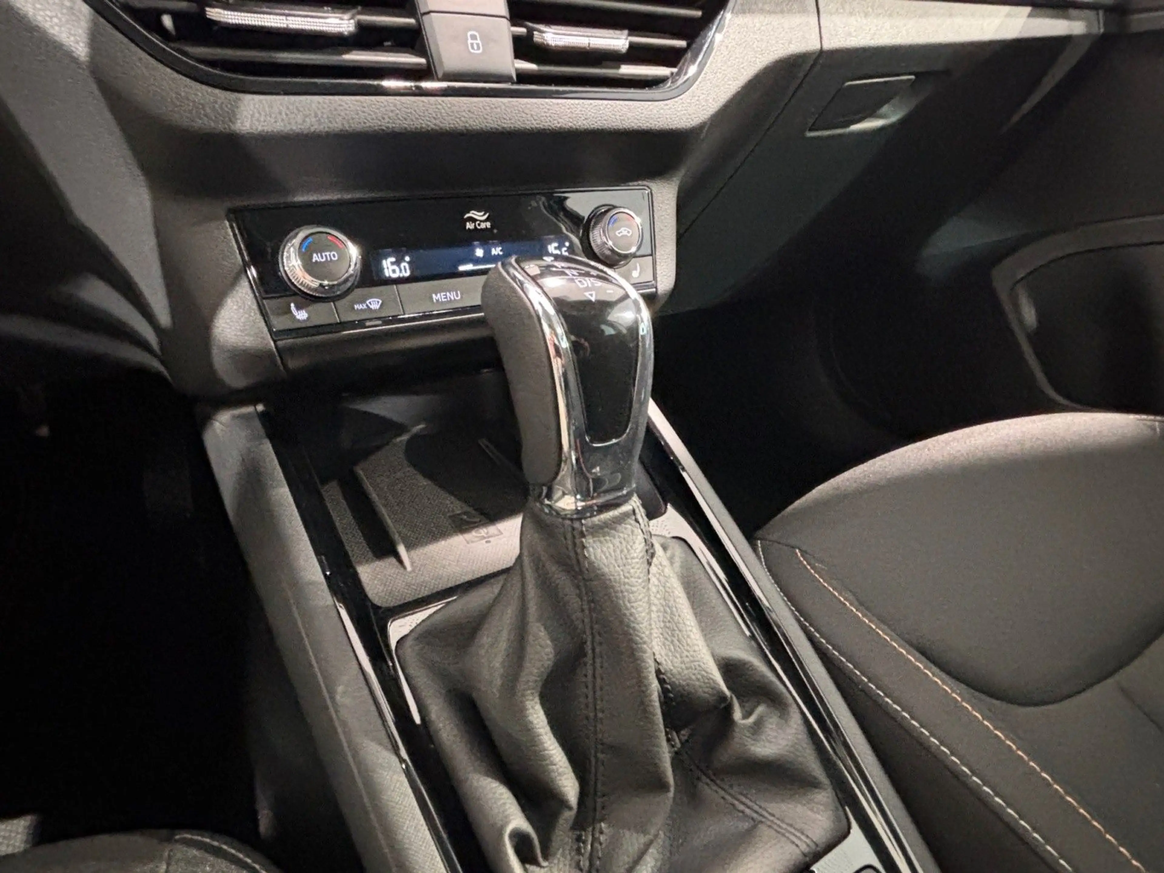 Skoda Kamiq 1.5TSI DSG Selection AHK LED TEMP SHZ APP — photo 13