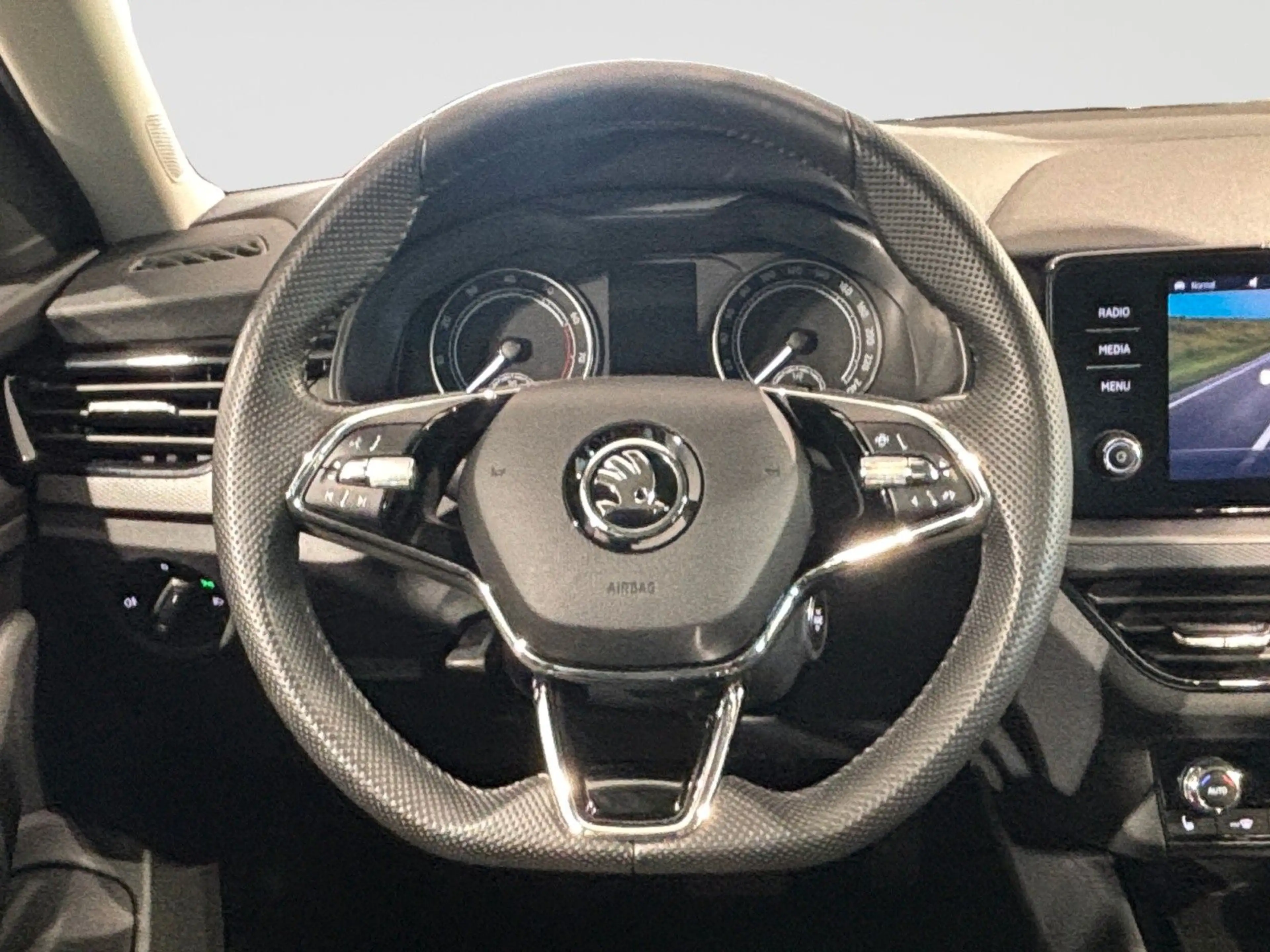 Skoda Kamiq 1.5TSI DSG Selection AHK LED TEMP SHZ APP — photo 11