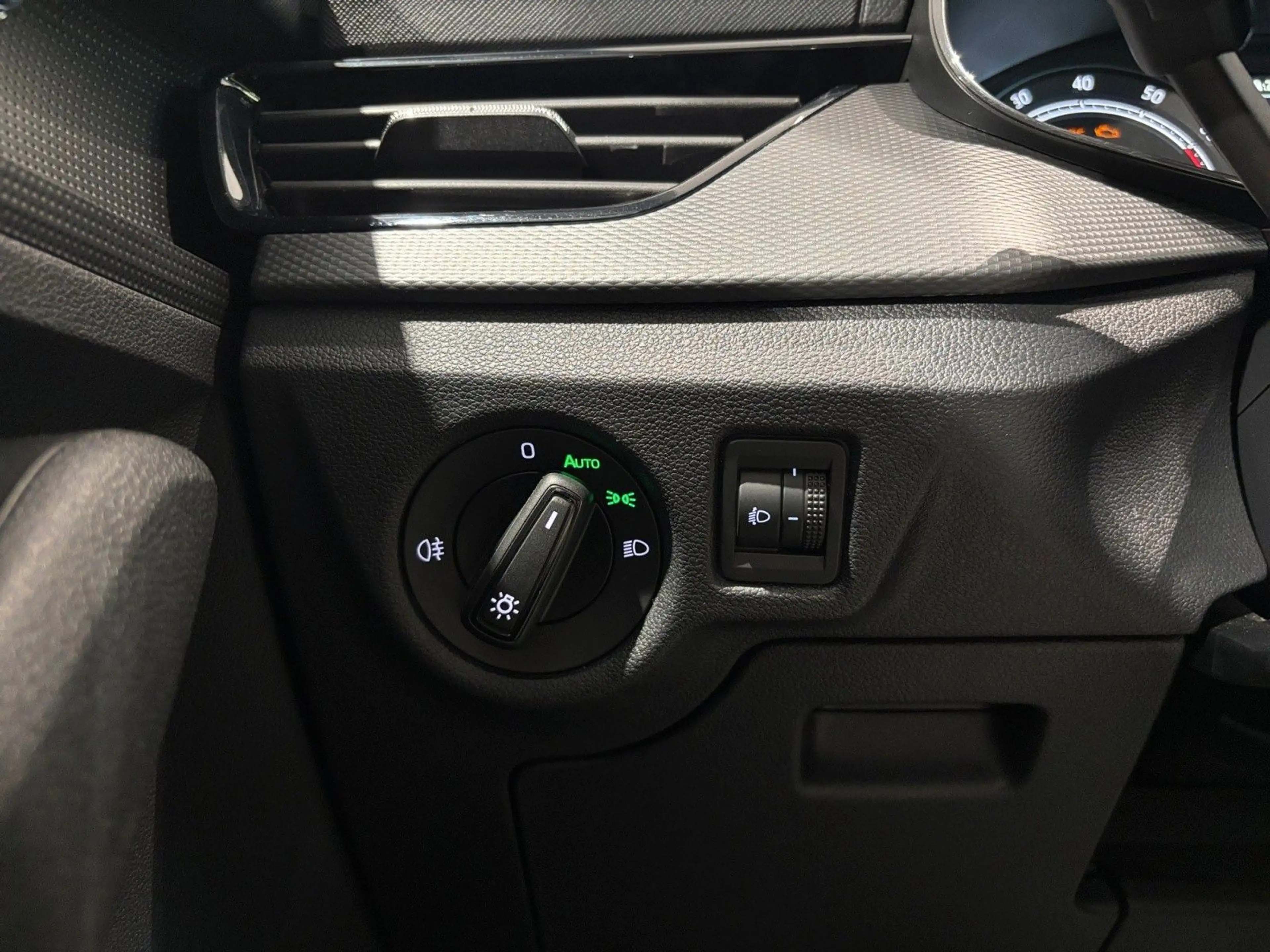 Skoda Kamiq 1.5TSI DSG Selection AHK LED TEMP SHZ APP — photo 22