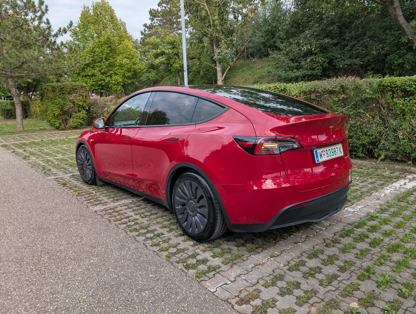Tesla Model Y Model Y rot, Neues Fahrwerk tiefergelegt, Allrad Long Range, 457km Batteriezertifikat Rot - 1