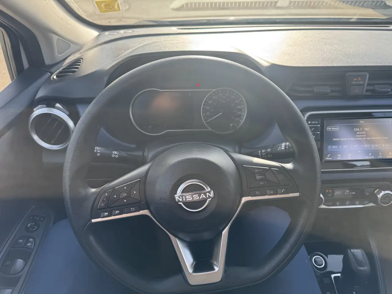 Nissan Versa снимка Nissan Versa
