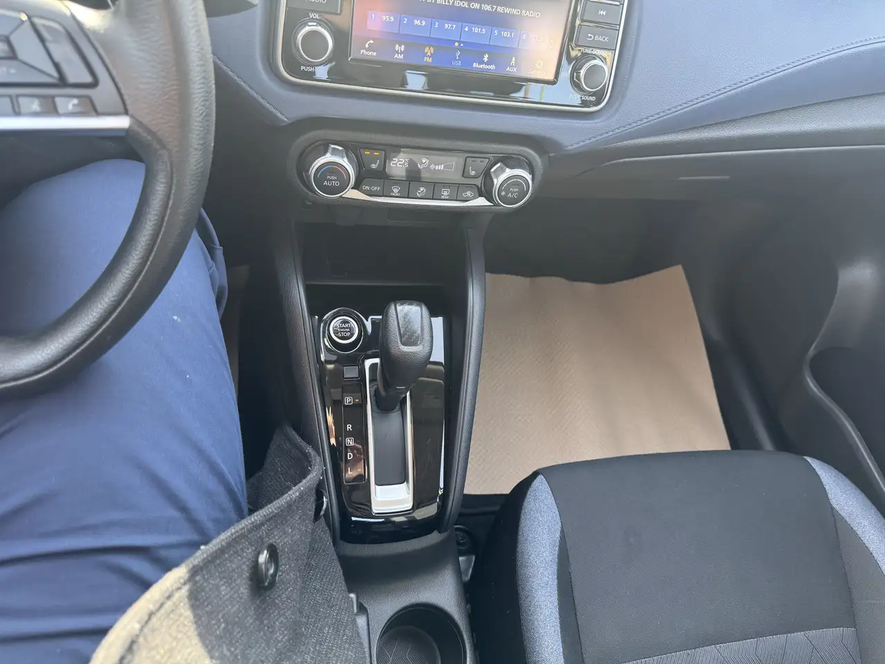 Nissan Versa снимка Nissan Versa
