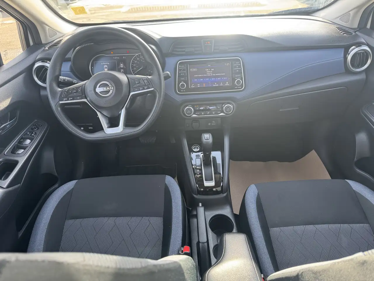Nissan Versa снимка Nissan Versa