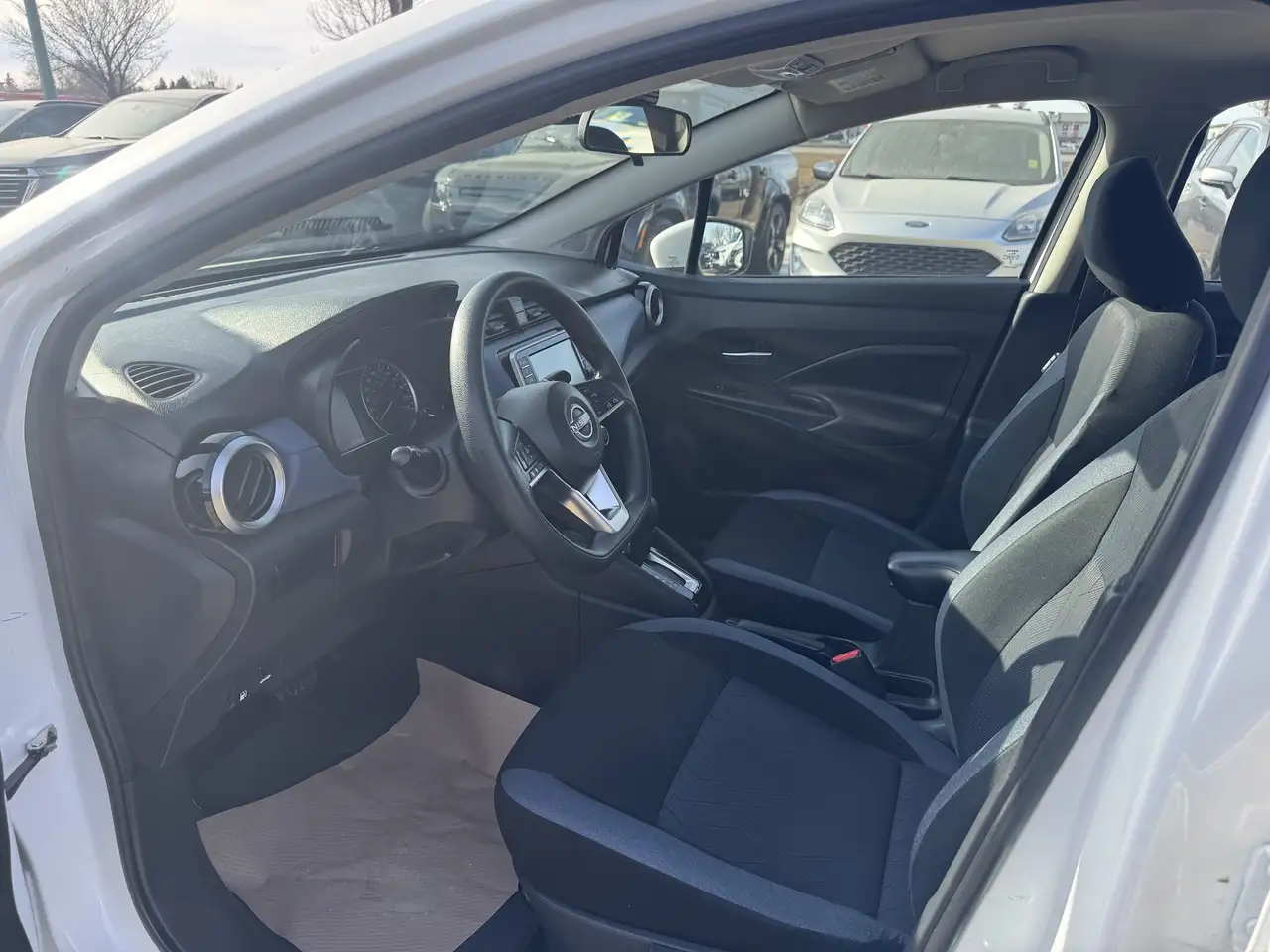 Nissan Versa снимка Nissan Versa