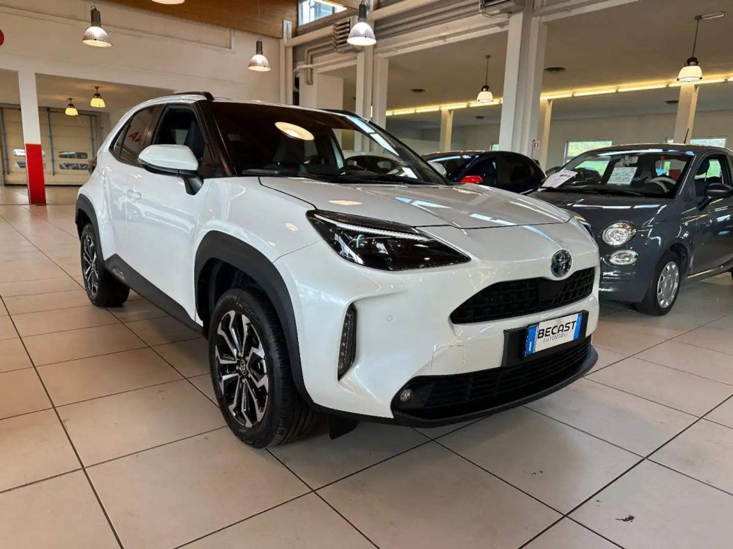 Toyota Yaris Cross 1.5 Hybrid 5p. E-CVT AWD-i Trend UNI PROPRIETARIO Blanco - 2