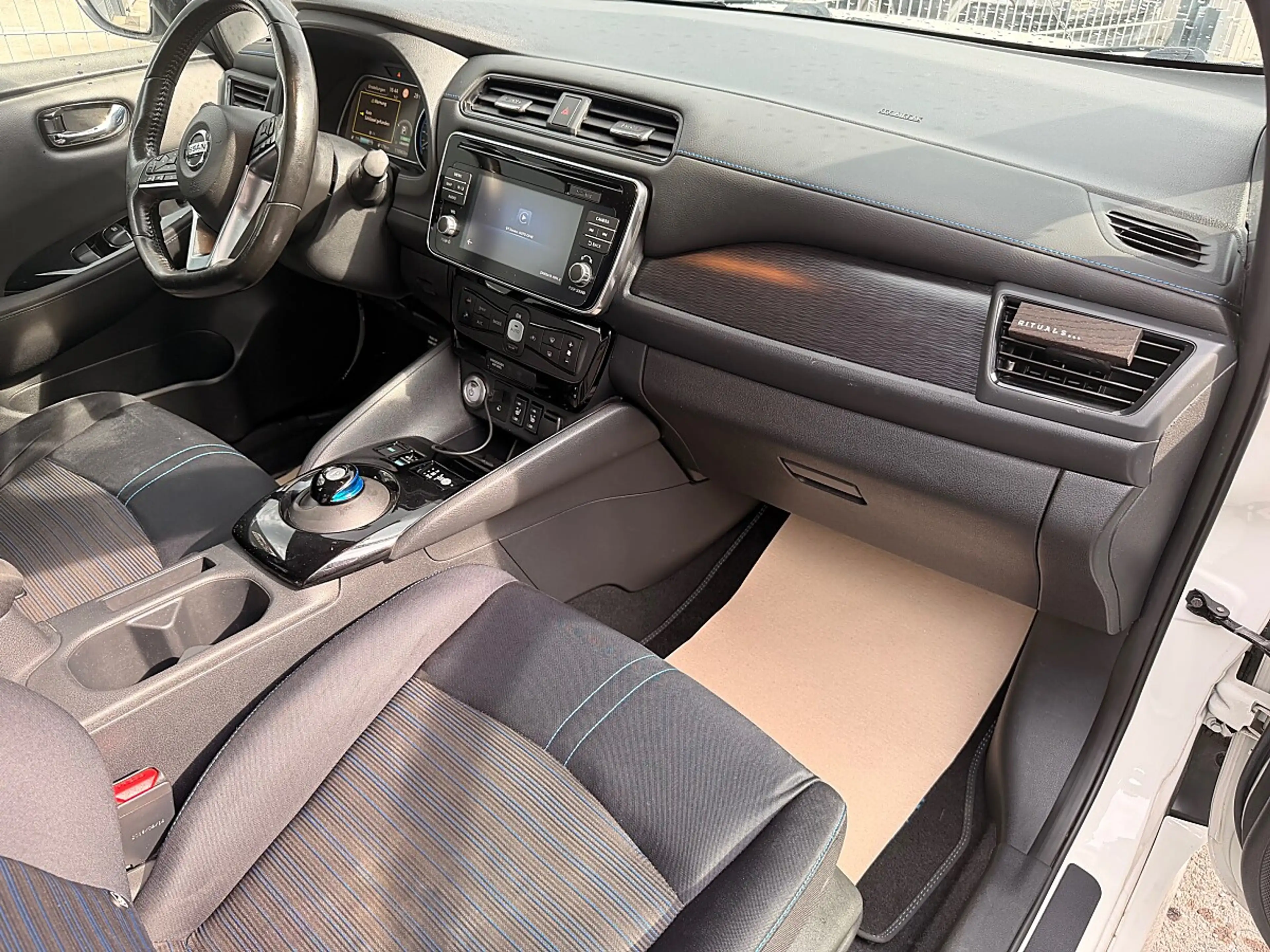 Nissan Leaf — photo 12