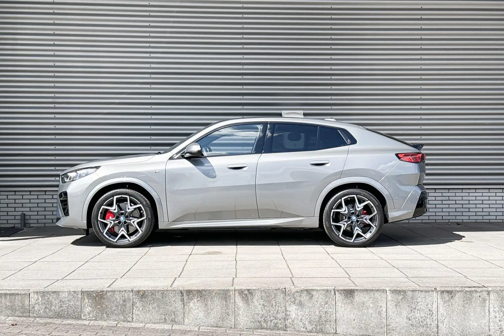 BMW iX2 xDrive30 M Sportpakket Pro / Comfort Pack / Premiu Gris - 2