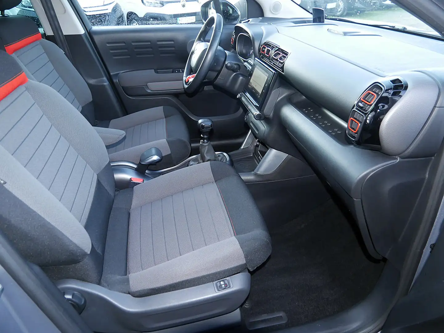 Citroen C3 Aircross PureTech 110 S&S Shine HUD PANO Grijs - 2