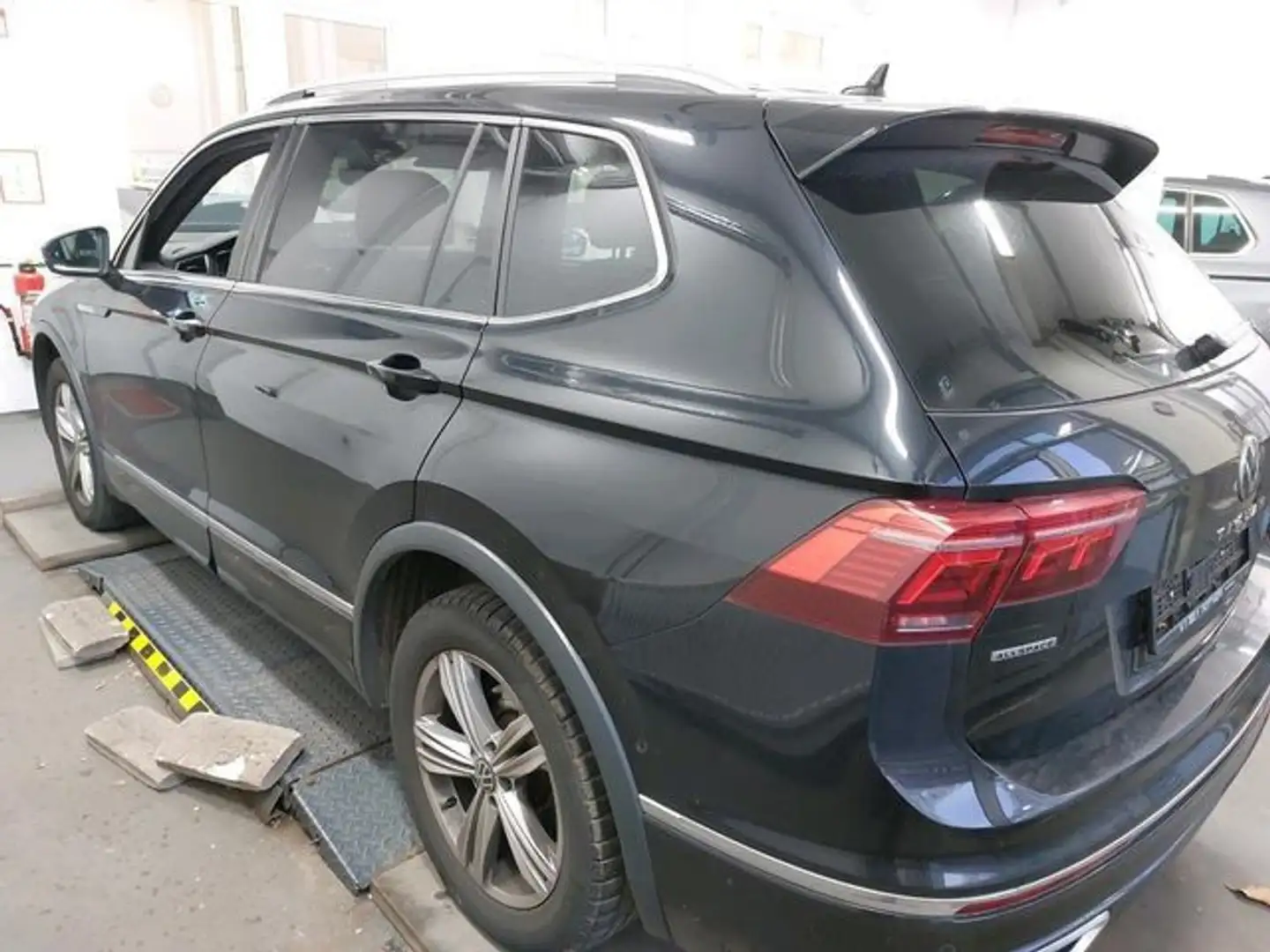 Volkswagen Tiguan Allspace 2.0 TDI DSG 4M R-LINE AHK NAVI K Schwarz - 2