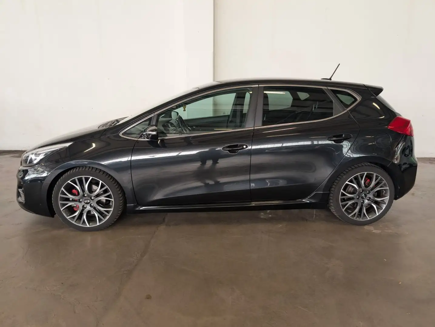 Kia Ceed / cee'd 1.6 T-GDi GT-Track Schwarz - 2