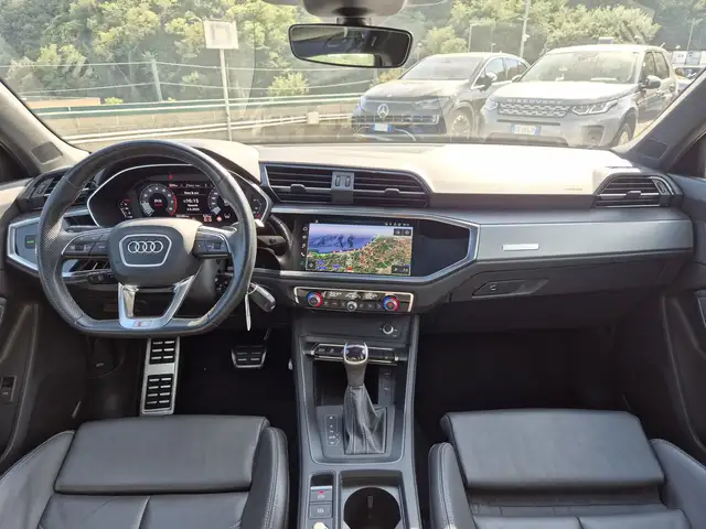 Audi Q3 view 8