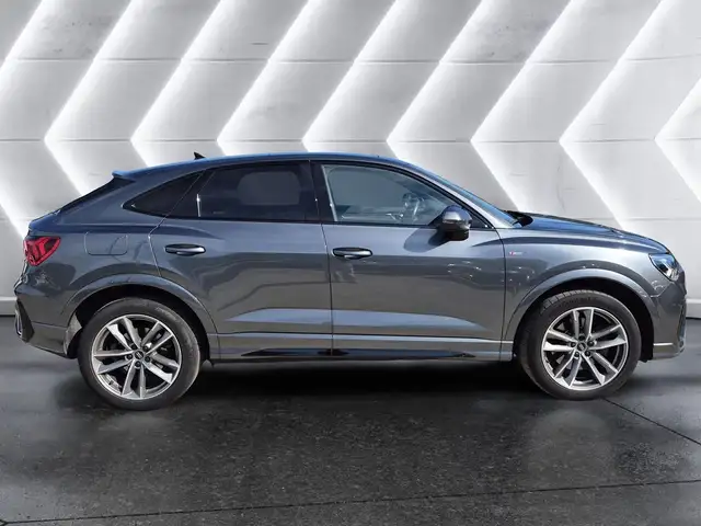 Audi Q3 view 5