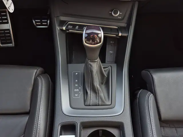 Audi Q3 view 10
