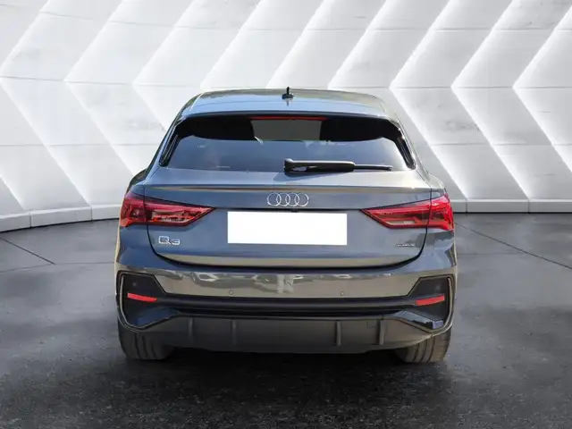 Audi Q3 view 3