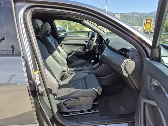Audi Q3 view 9