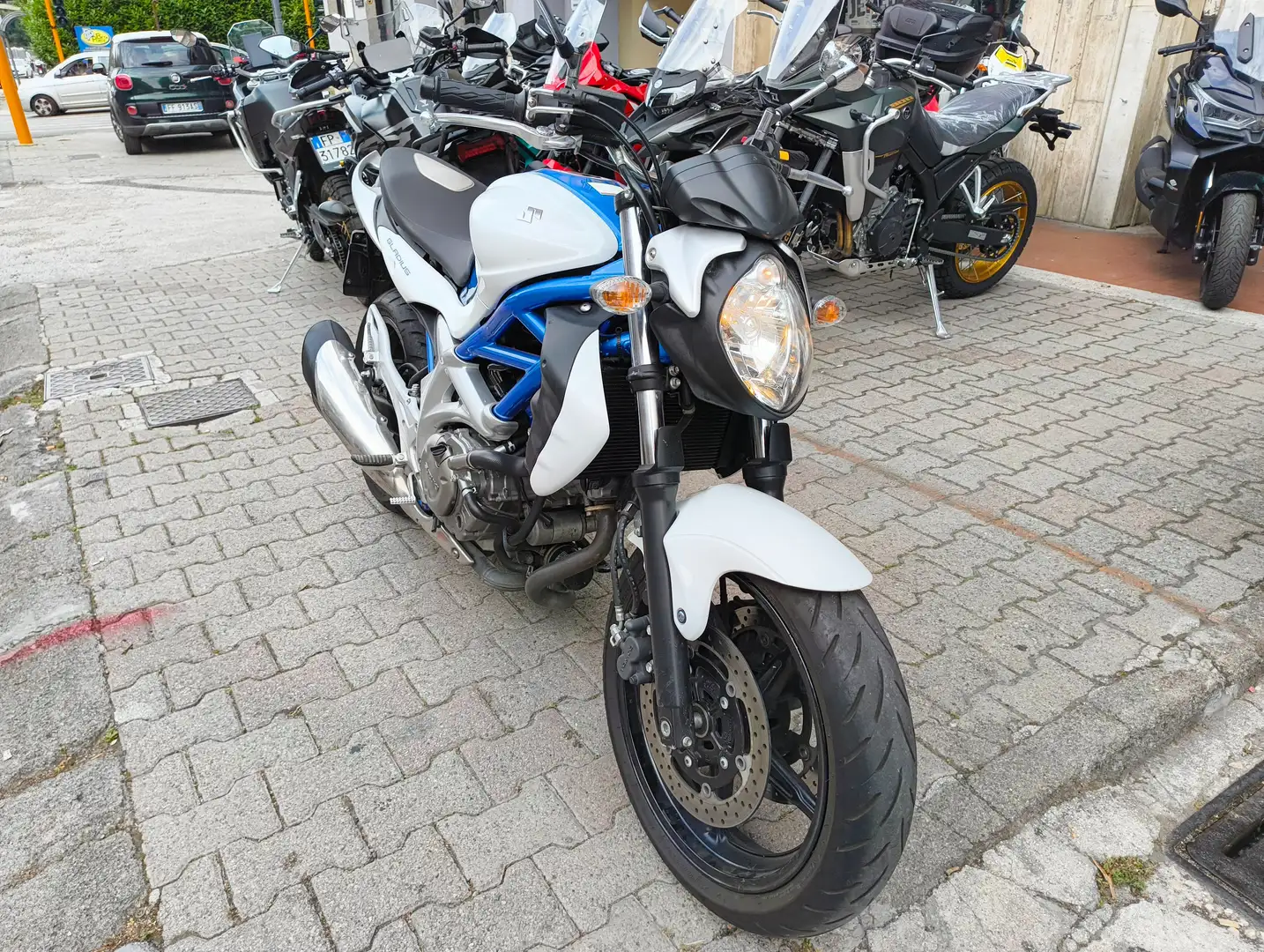 Suzuki Gladius 650 Bianco - 2