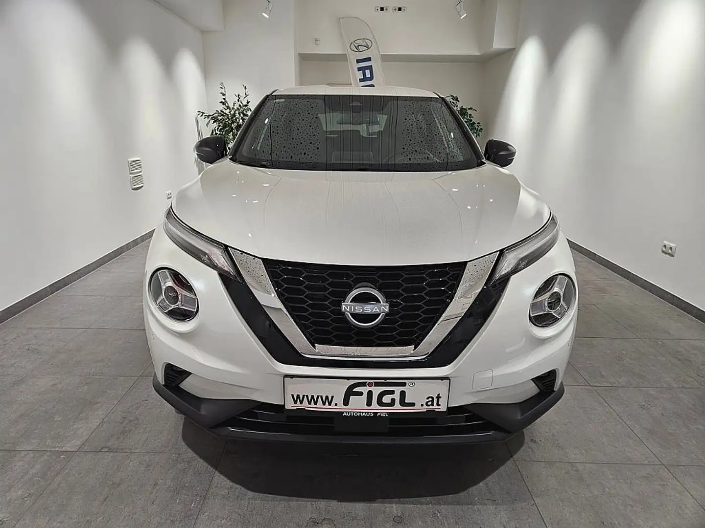 Nissan Juke 1.0 DIG-T N-Connecta Weiß - 1