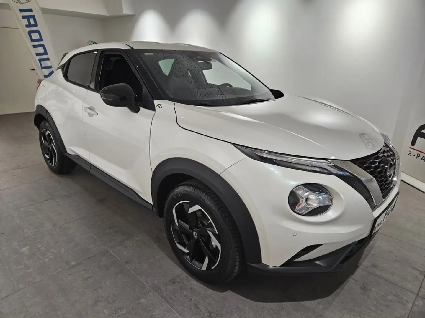 Nissan Juke 1.0 DIG-T N-Connecta Wit - 2