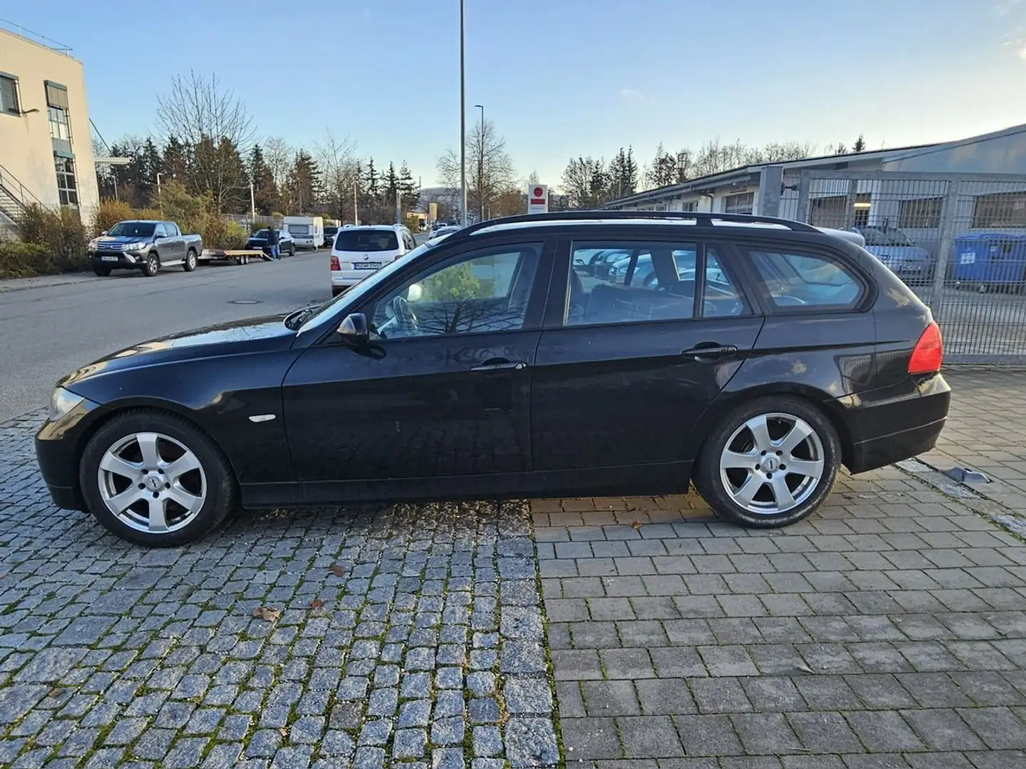 BMW 318 318i - 1. Gang defekt - Navi - Panoramadach - Schwarz - 2