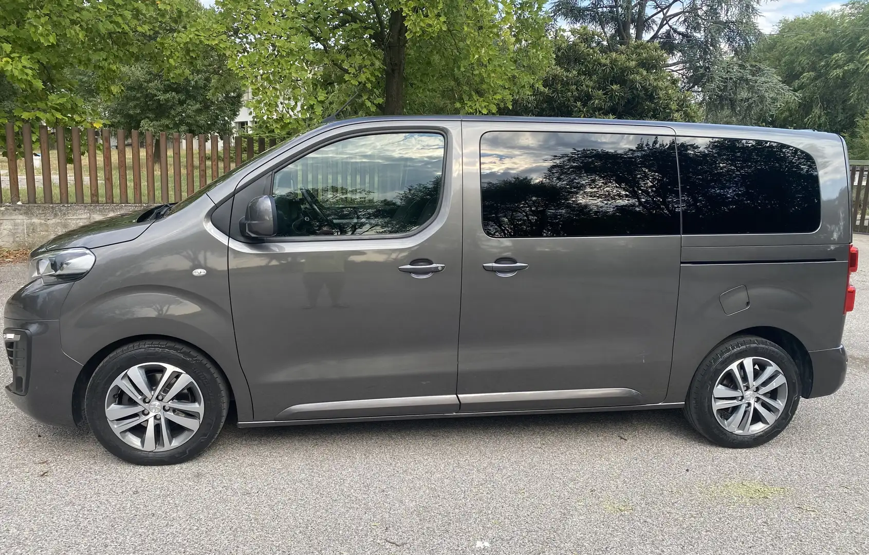 Peugeot Traveller Grijs - 1