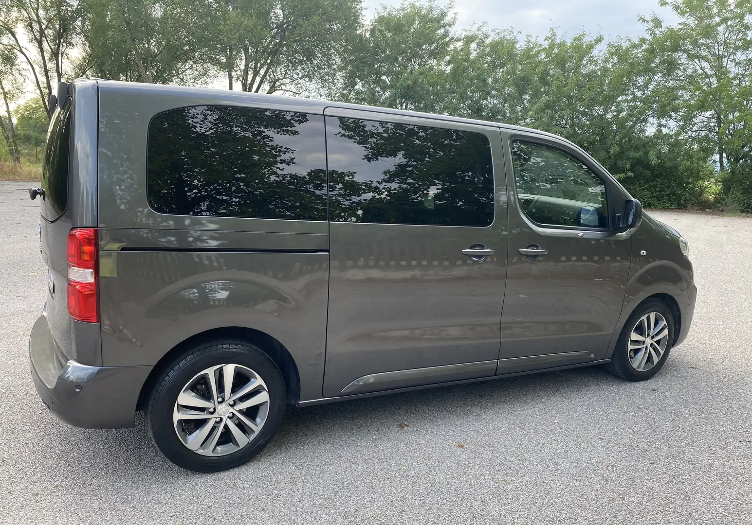 Peugeot Traveller Grijs - 2