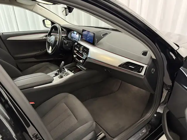BMW 5 Series view 8